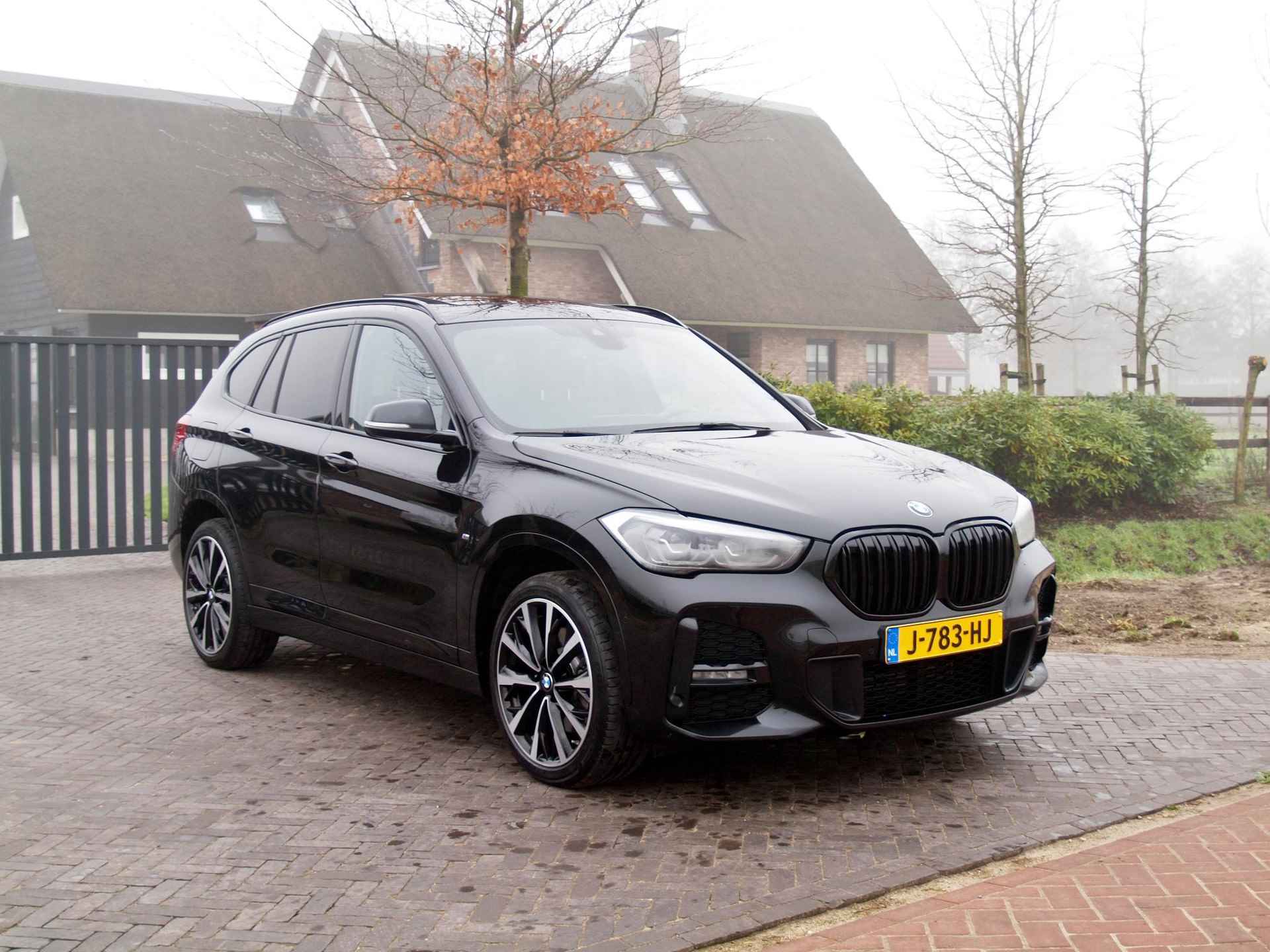 BMW X1 xDrive20i High Executive M-Pakket | Facelift | Panoramadak | Sfeerverlichting | BMW Laserlight | Leer | 19 Inch | M-Pakket | - 6/33