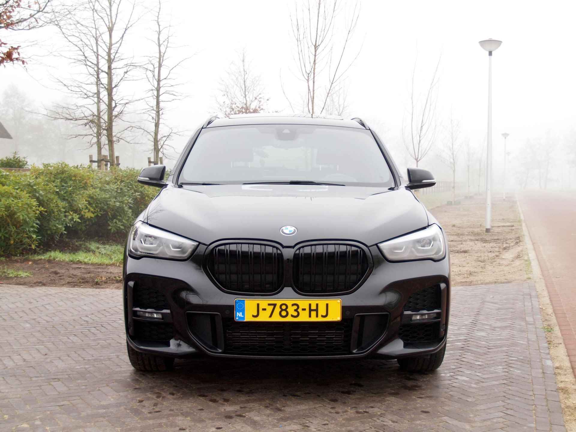 BMW X1 xDrive20i High Executive M-Pakket | Facelift | Panoramadak | Sfeerverlichting | BMW Laserlight | Leer | 19 Inch | M-Pakket | - 7/33