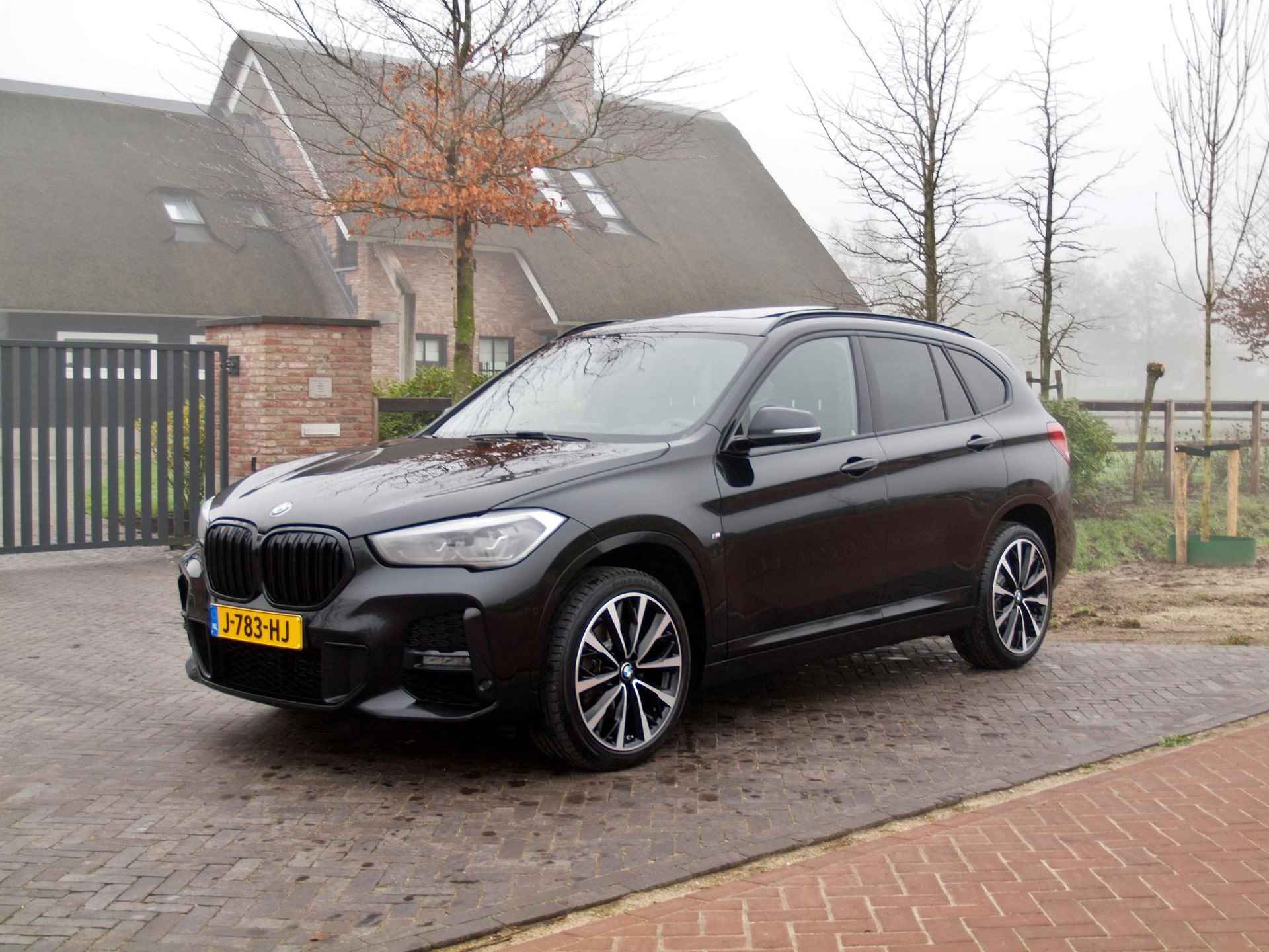 BMW X1 xDrive20i High Executive M-Pakket | Facelift | Panoramadak | Sfeerverlichting | BMW Laserlight | Leer | 19 Inch | M-Pakket | - 8/33