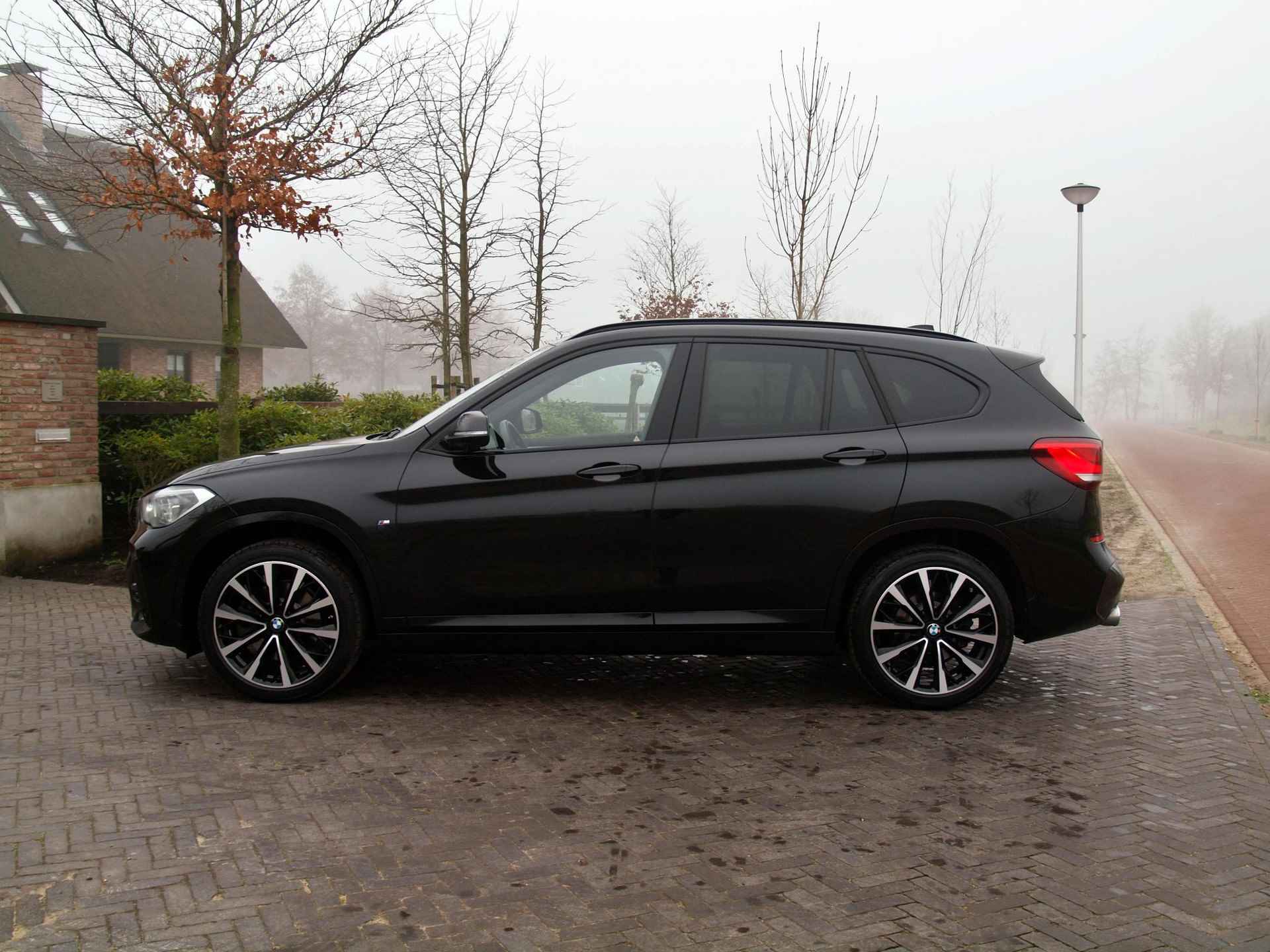 BMW X1 xDrive20i High Executive M-Pakket | Facelift | Panoramadak | Sfeerverlichting | BMW Laserlight | Leer | 19 Inch | M-Pakket | - 12/33