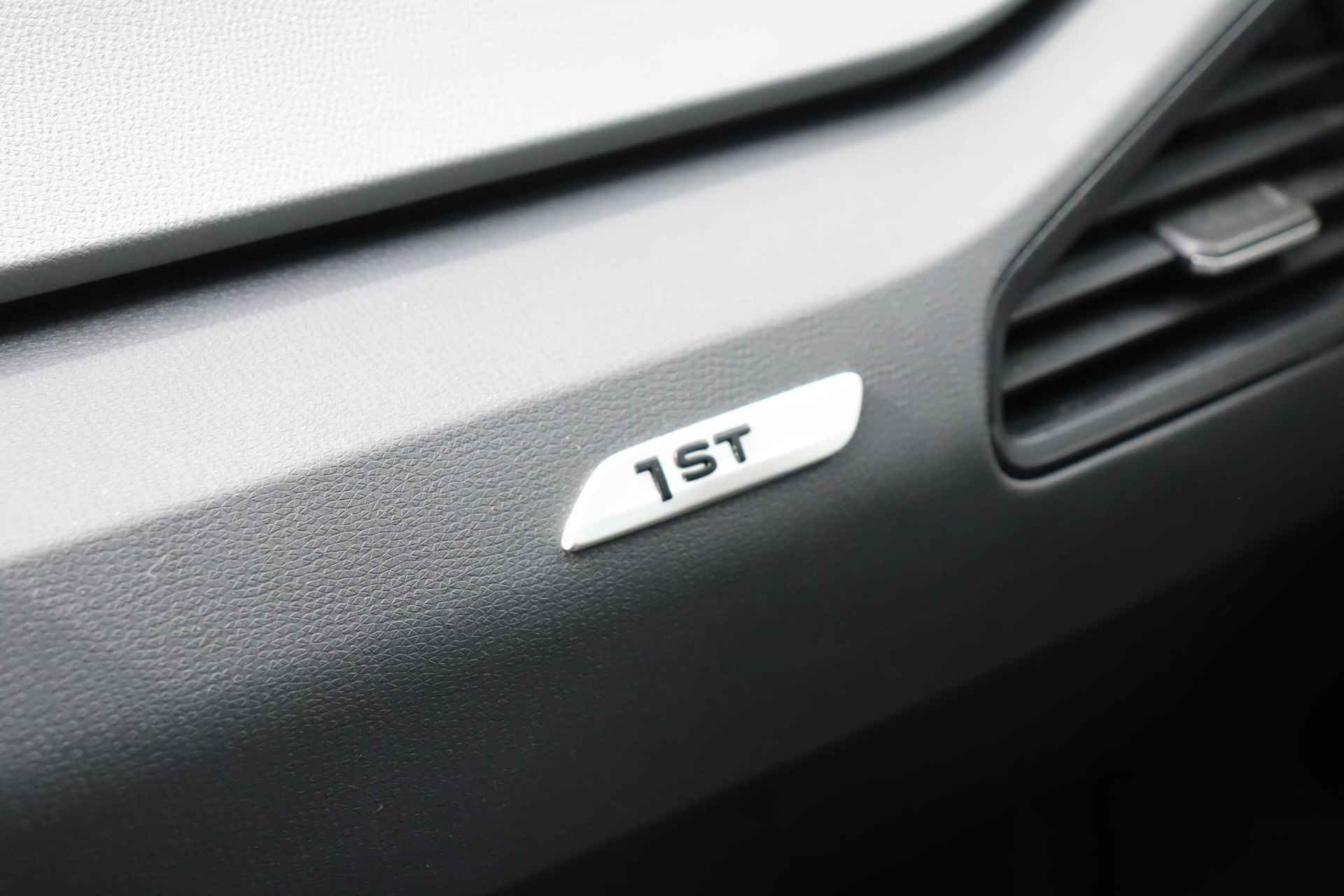 Volkswagen ID.3 First Plus 58 kWh / Stoelverwarming / IQ-Light / Camera / - 24/34