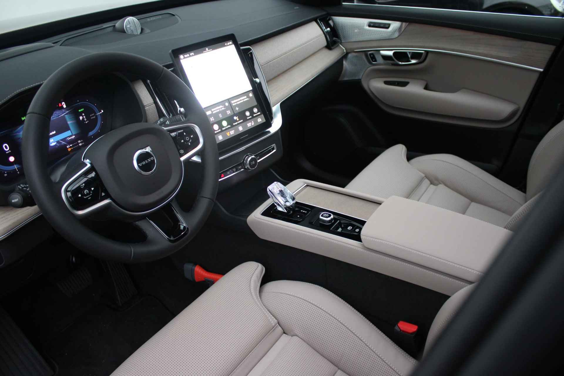 Volvo XC90 T8 455PK AUT8 Plug-in hybrid AWD Ultra Bright * Nieuw model * Luchtvering, Adaptieve Cruise Control met Pilot Assist, Premium audio by Bowers & Wilkins, Elektrisch bedienbaar panoramisch schuif/-kanteldak, Elektrische voorstoelen met geheugen en massagefunctie, Verwarmbare voorstoelen + stuurwiel, Geventileerde voorstoelen, 360 Parkeercamera, Park Assist voor + achter, 4-Zone Climate Control, Head-Up Display, 21'' Lichtmetalen wielen - 11/46