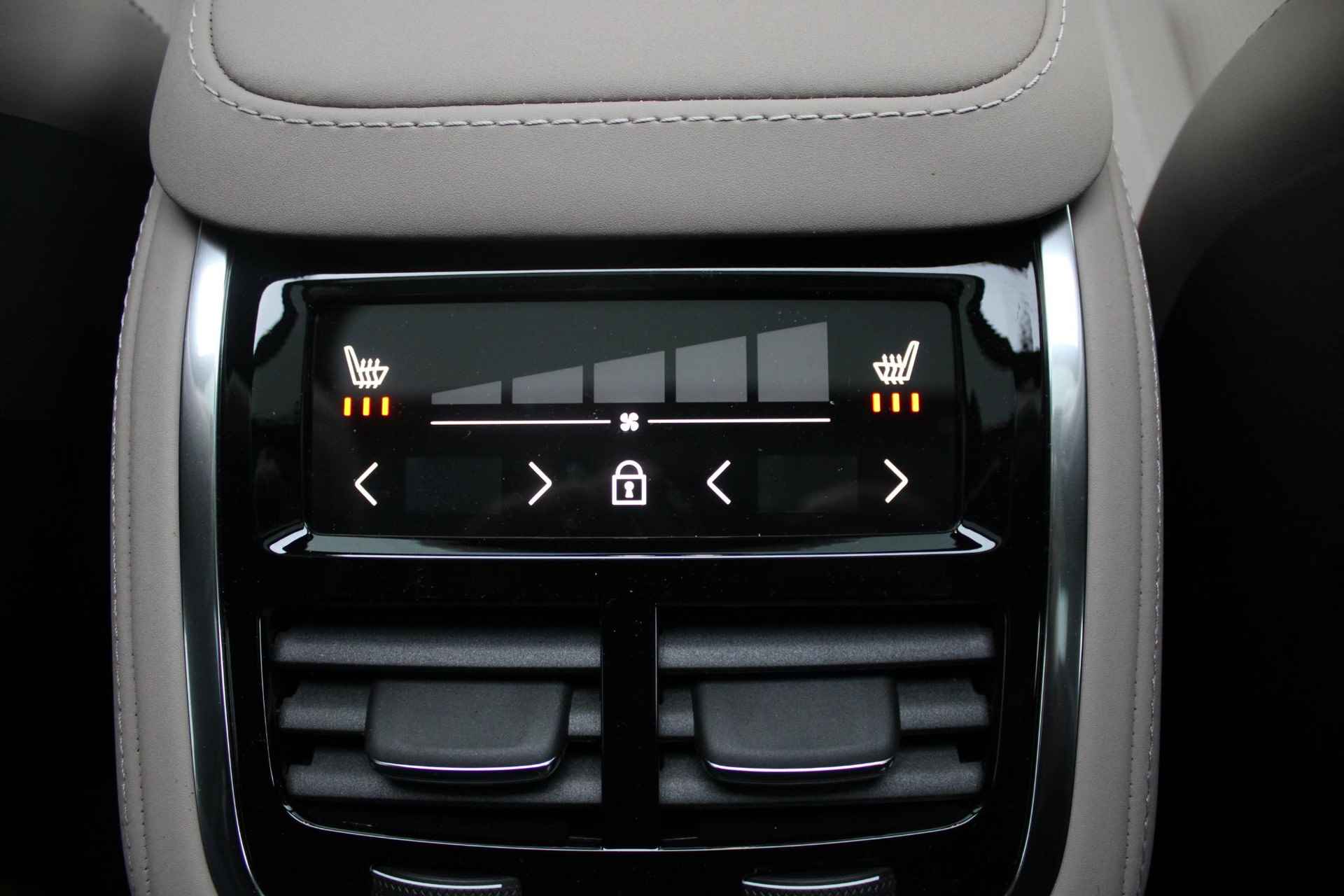 Volvo XC90 T8 455PK AUT8 Plug-in hybrid AWD Ultra Bright * Nieuw model * Luchtvering, Adaptieve Cruise Control met Pilot Assist, Premium audio by Bowers & Wilkins, Elektrisch bedienbaar panoramisch schuif/-kanteldak, Elektrische voorstoelen met geheugen en massagefunctie, Verwarmbare voorstoelen + stuurwiel, Geventileerde voorstoelen, 360 Parkeercamera, Park Assist voor + achter, 4-Zone Climate Control, Head-Up Display, 21'' Lichtmetalen wielen - 15/46