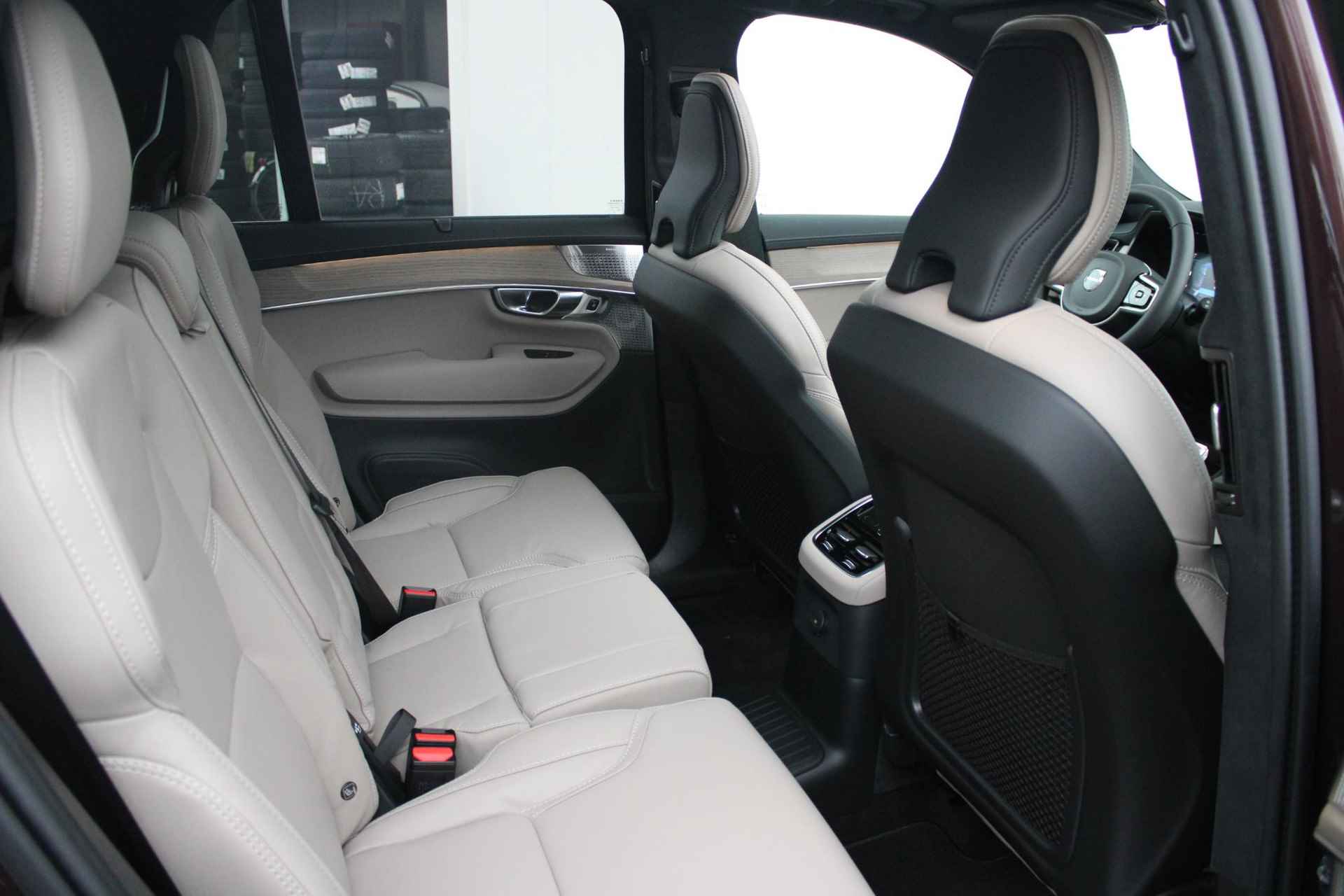 Volvo XC90 T8 455PK AUT8 Plug-in hybrid AWD Ultra Bright * Nieuw model * Luchtvering, Adaptieve Cruise Control met Pilot Assist, Premium audio by Bowers & Wilkins, Elektrisch bedienbaar panoramisch schuif/-kanteldak, Elektrische voorstoelen met geheugen en massagefunctie, Verwarmbare voorstoelen + stuurwiel, Geventileerde voorstoelen, 360 Parkeercamera, Park Assist voor + achter, 4-Zone Climate Control, Head-Up Display, 21'' Lichtmetalen wielen - 37/46