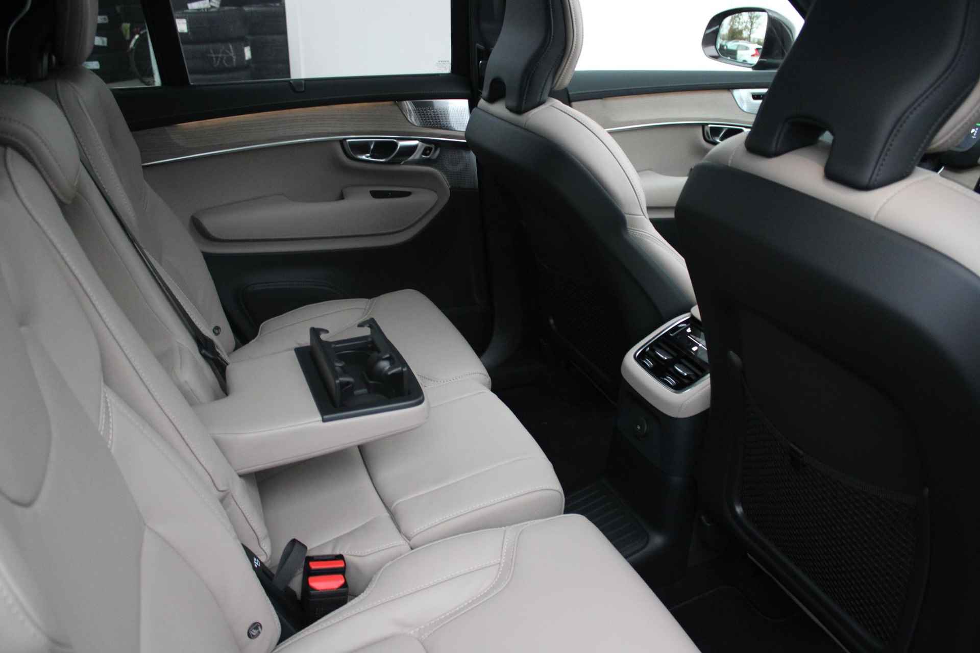 Volvo XC90 T8 455PK AUT8 Plug-in hybrid AWD Ultra Bright * Nieuw model * Luchtvering, Adaptieve Cruise Control met Pilot Assist, Premium audio by Bowers & Wilkins, Elektrisch bedienbaar panoramisch schuif/-kanteldak, Elektrische voorstoelen met geheugen en massagefunctie, Verwarmbare voorstoelen + stuurwiel, Geventileerde voorstoelen, 360 Parkeercamera, Park Assist voor + achter, 4-Zone Climate Control, Head-Up Display, 21'' Lichtmetalen wielen - 39/46