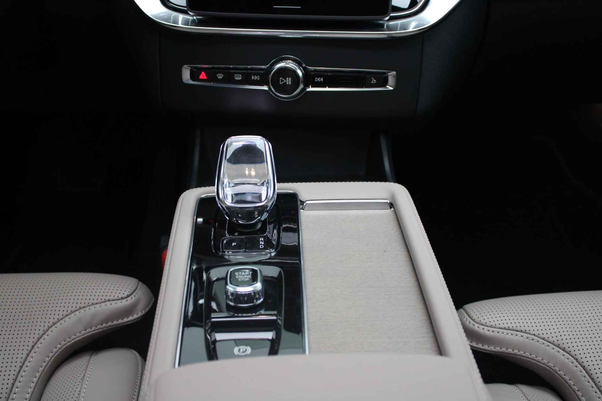 Volvo XC90 T8 455PK AUT8 Plug-in hybrid AWD Ultra Bright * Nieuw model * Luchtvering, Adaptieve Cruise Control met Pilot Assist, Premium audio by Bowers & Wilkins, Elektrisch bedienbaar panoramisch schuif/-kanteldak, Elektrische voorstoelen met geheugen en massagefunctie, Verwarmbare voorstoelen + stuurwiel, Geventileerde voorstoelen, 360 Parkeercamera, Park Assist voor + achter, 4-Zone Climate Control, Head-Up Display, 21'' Lichtmetalen wielen - 41/46