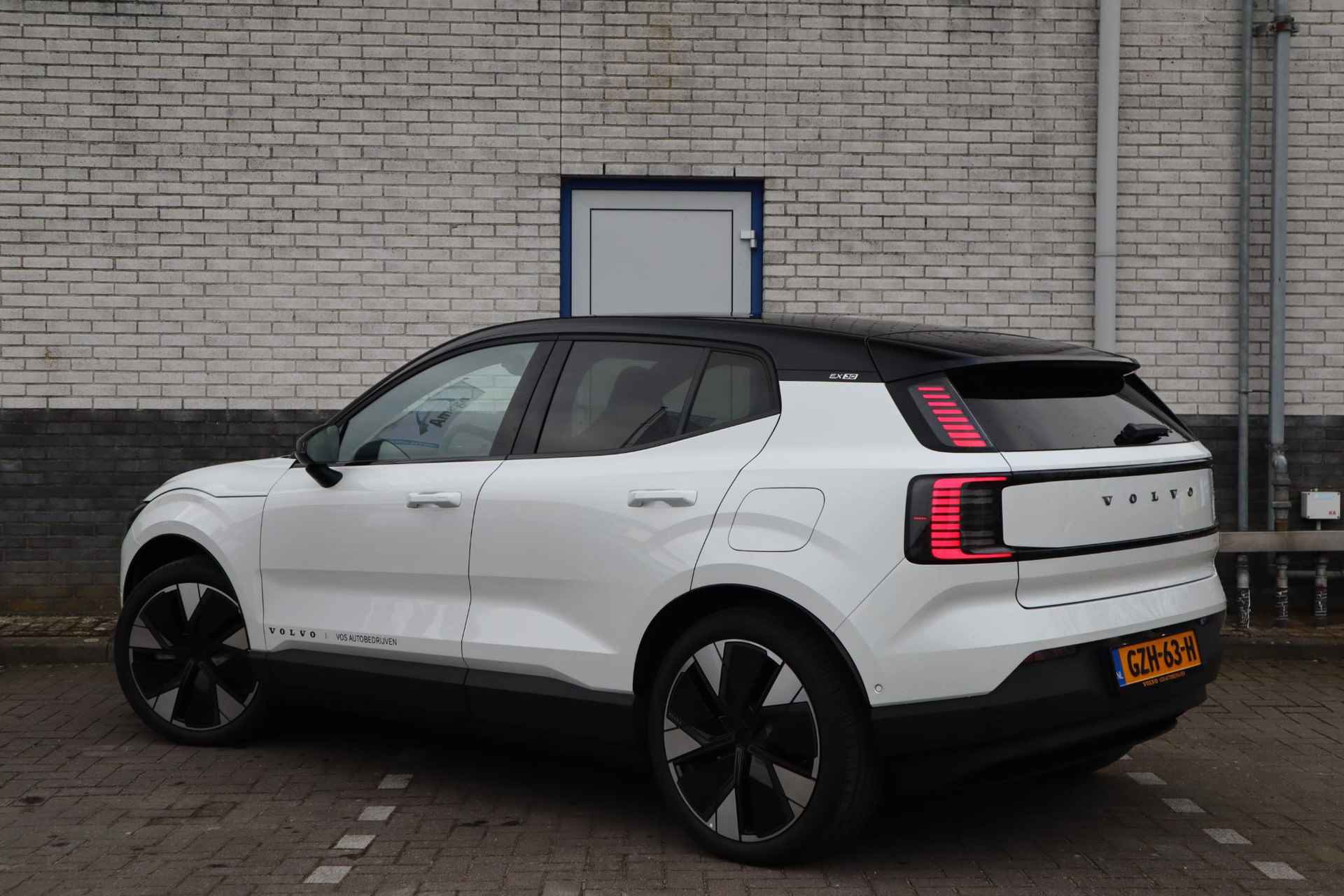 Volvo EX30 Twin Motor Performance Ultra 69 kWh | Stoel + stuurverwarming | Panorama | 20" - 4/36