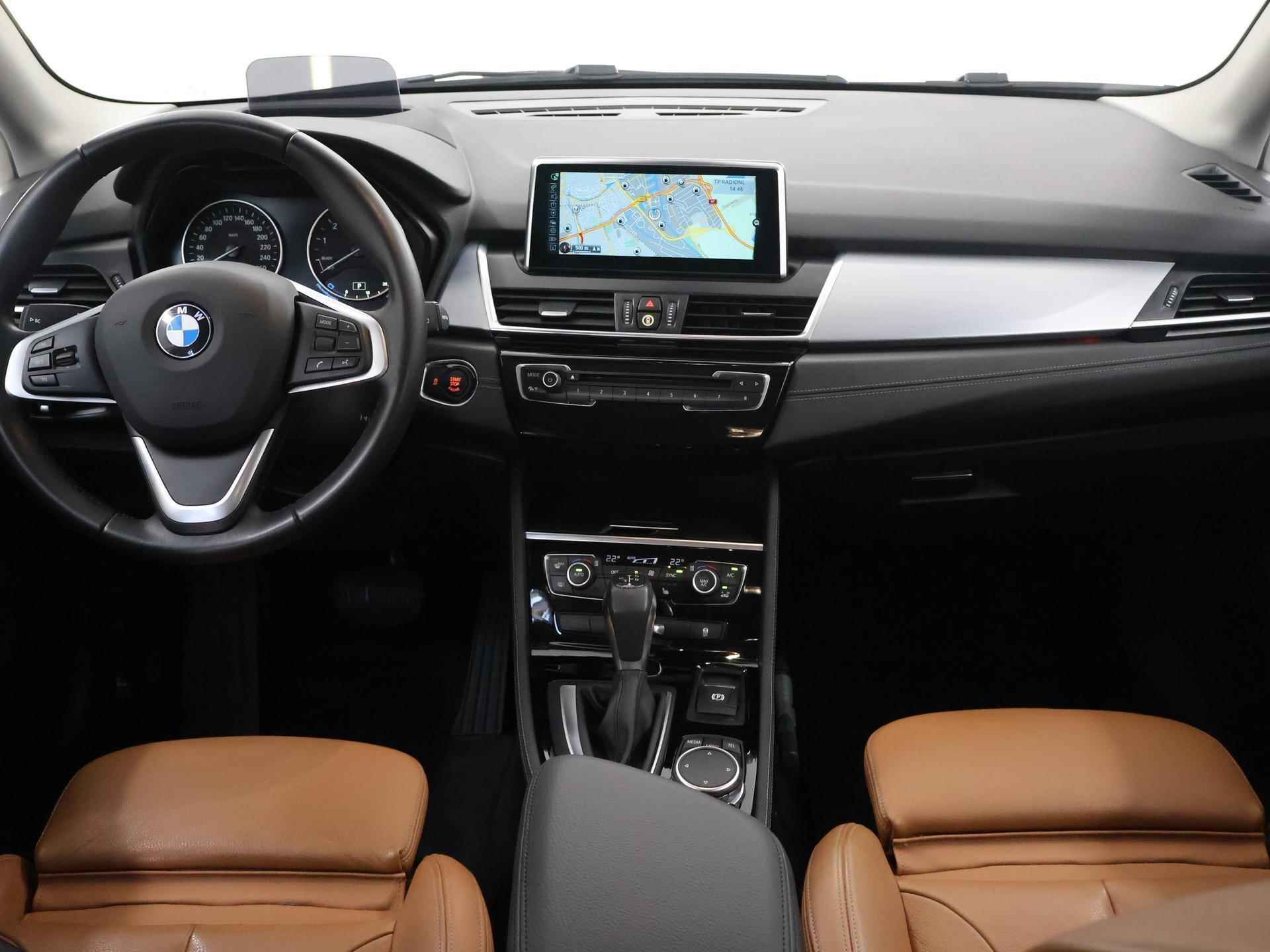 BMW 2-serie Active Tourer 220i Luxury | Trekhaak | LED | Sportstoelen | HUD | Lederen Interieur | PDC | Navigatie | Stoelverwarming | Climate Control | Cruise Control | - 9/46