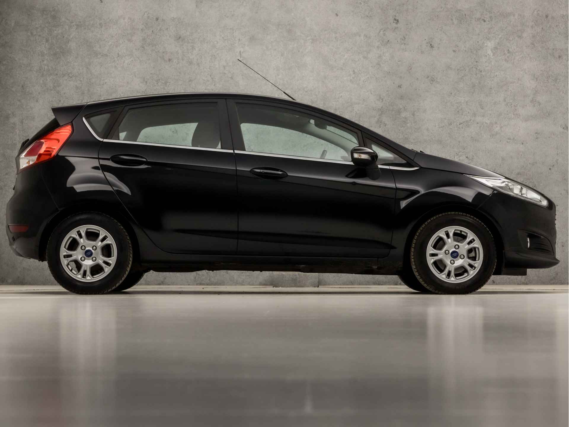 Ford Fiesta 1.6 TDCi Titanium Sport (NAVIGATIE, NAP, CLIMATE, KEYLESS START, SPORTSTOELEN, PARKEERSENSOREN, CRUISE, STUURWIEL MULTIFUNCTIONEEL, XENON, LM VELGEN, NIEUWE APK, NIEUWSTAAT) - 4/31