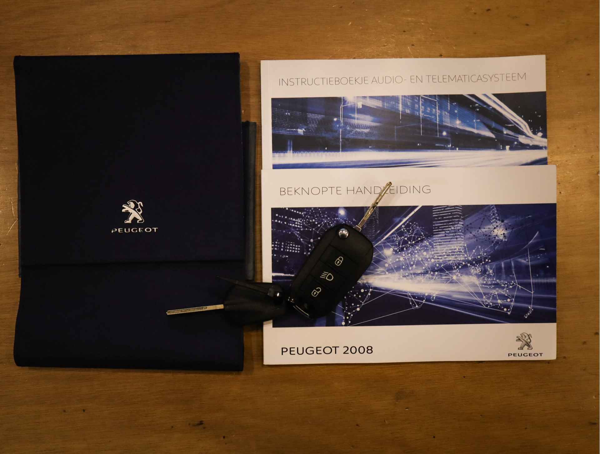 Peugeot 2008 1.2 Tech Blue Lion (111PK) 1e-Eig, PEUGEOT-Dealer-Onderh, 12-Mnd-BOVAG, NL-Auto, Navigatie/Apple-Carplay/Android-auto, Parkeersensoren, Airco, Spiegel-Pakket, Cruise-Control, Parelmoer, Privacy-Glas - 21/34
