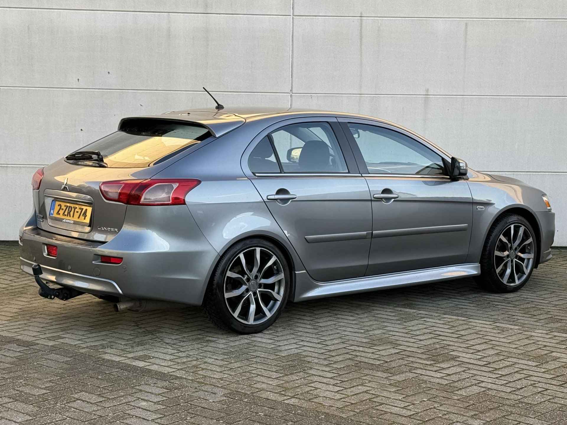 Mitsubishi Lancer Sportback 1.6 Limited Edition / Trekhaak / 18"Lichtmetalen velgen / All Season banden / Parkeersensoren / Stoelverwarming / Climate Control / - 3/22