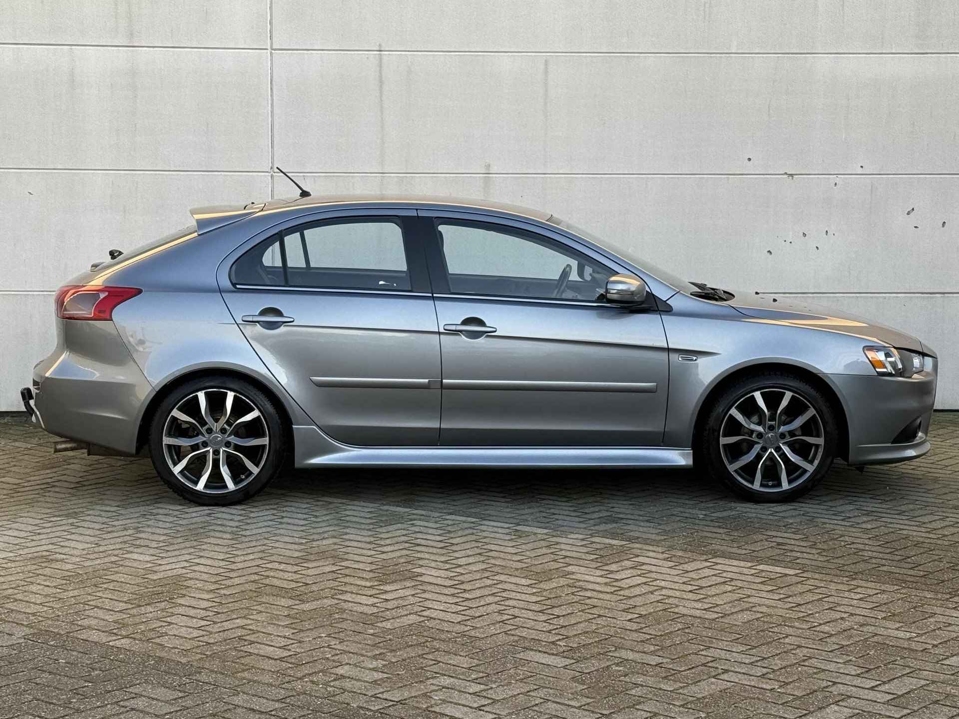 Mitsubishi Lancer Sportback 1.6 Limited Edition / Trekhaak / 18"Lichtmetalen velgen / All Season banden / Parkeersensoren / Stoelverwarming / Climate Control / - 17/22