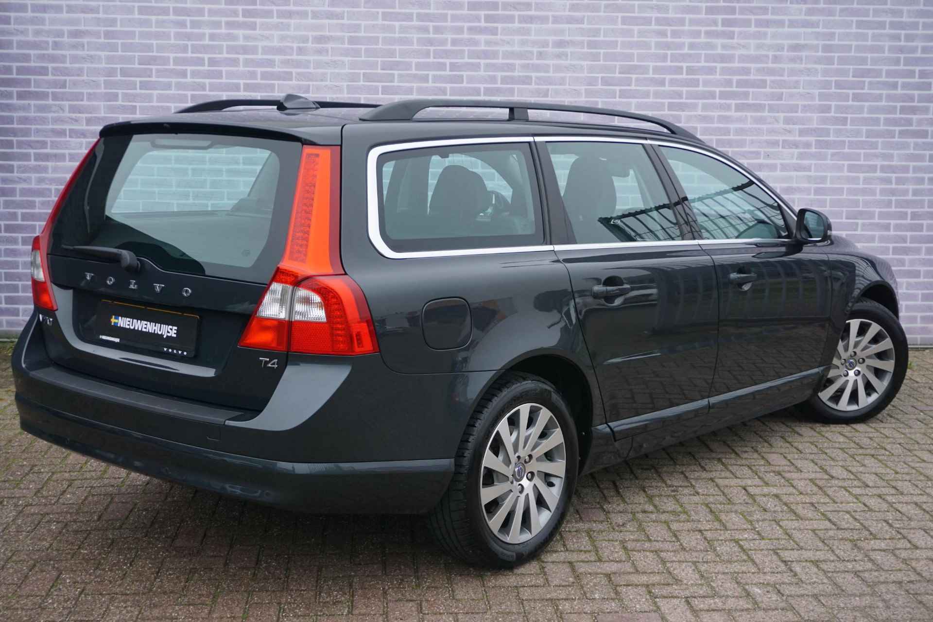 Volvo V70 1.6 T4 Limited Edition | Leder | Stoelverwarming | Dakrails | High Performance Audio | Reservewiel | Xenon koplampen | Licht metalen velgen | - 4/23