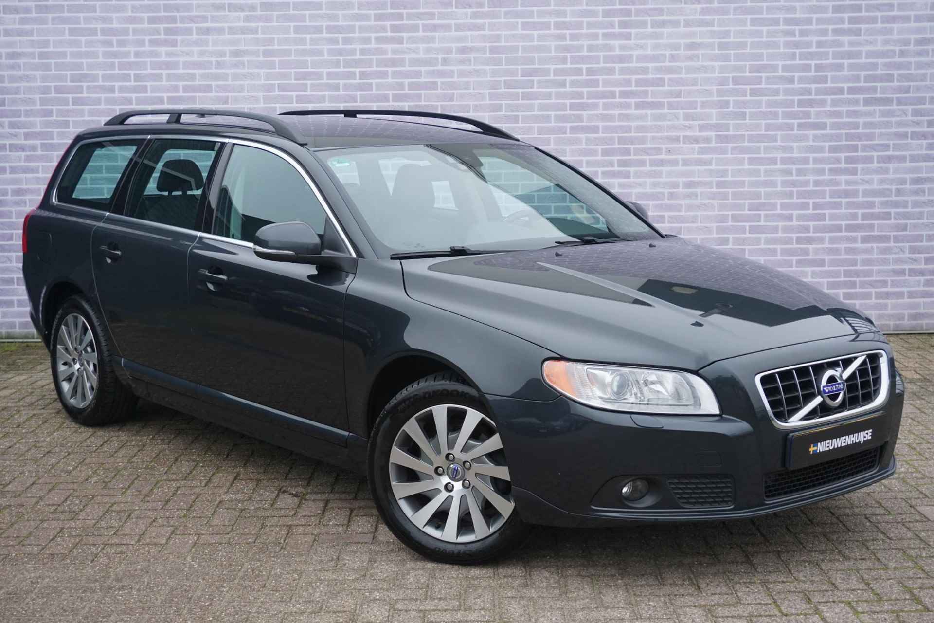 Volvo V70 1.6 T4 Limited Edition | Leder | Stoelverwarming | Dakrails | High Performance Audio | Reservewiel | Xenon koplampen | Licht metalen velgen | - 8/23