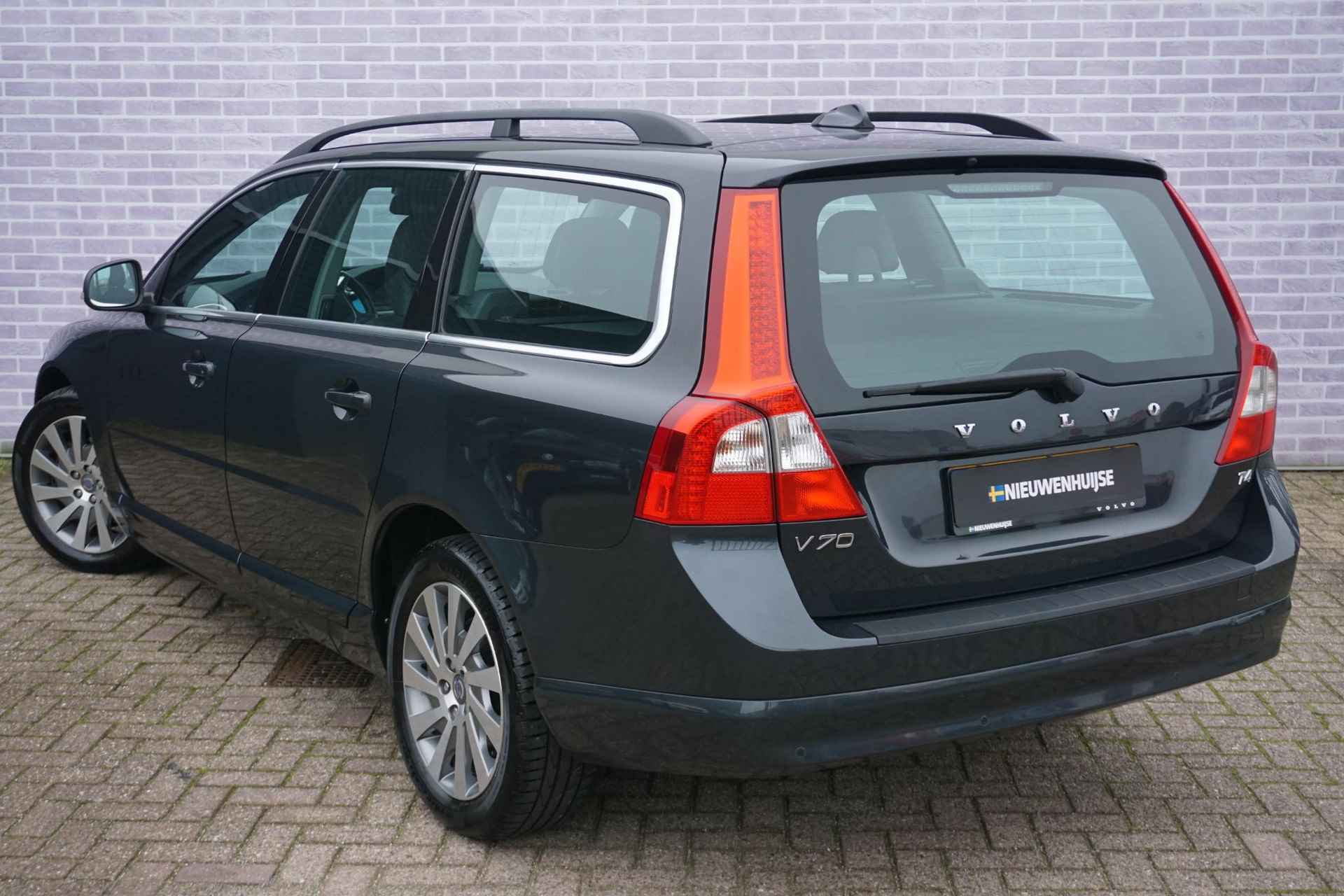 Volvo V70 1.6 T4 Limited Edition | Leder | Stoelverwarming | Dakrails | High Performance Audio | Reservewiel | Xenon koplampen | Licht metalen velgen | - 10/23