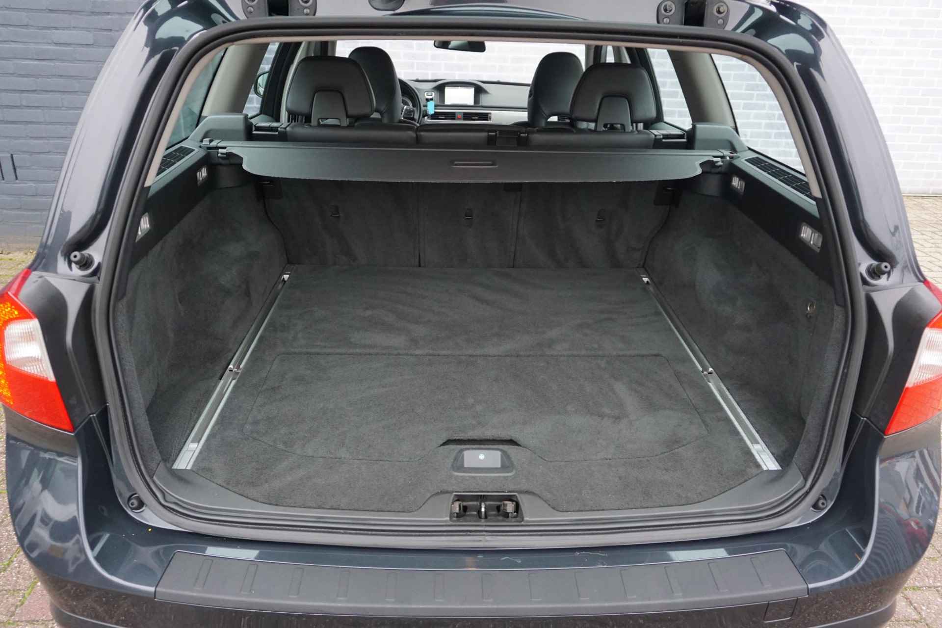 Volvo V70 1.6 T4 Limited Edition | Leder | Stoelverwarming | Dakrails | High Performance Audio | Reservewiel | Xenon koplampen | Licht metalen velgen | - 12/23