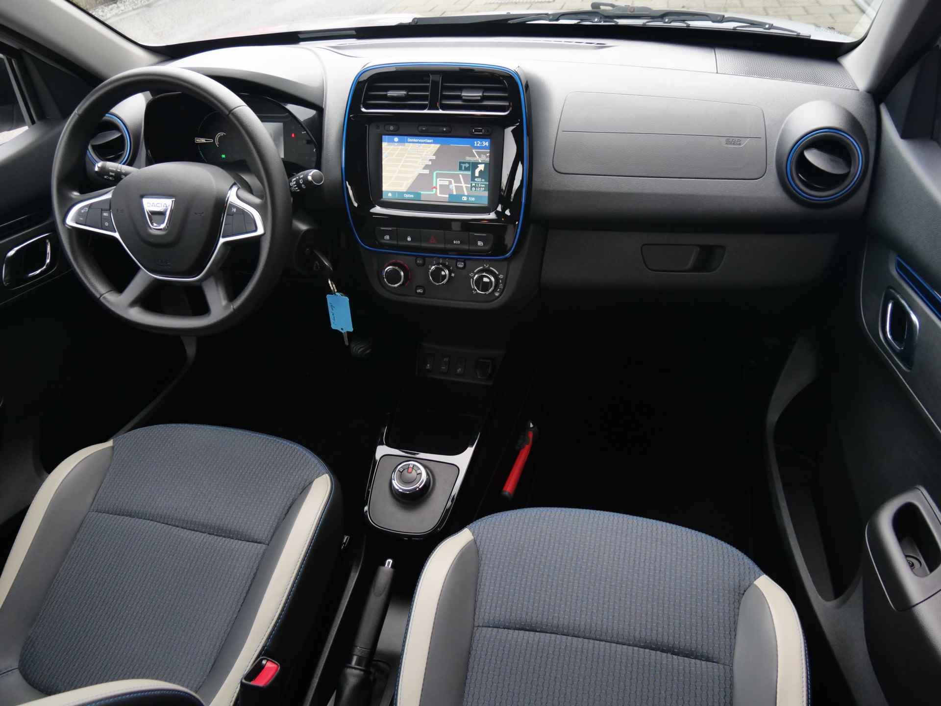 Dacia Spring Comfort Plus 27 kWh Automaat Navigatie / DAB / Apple Carplay / Camera - 2/41