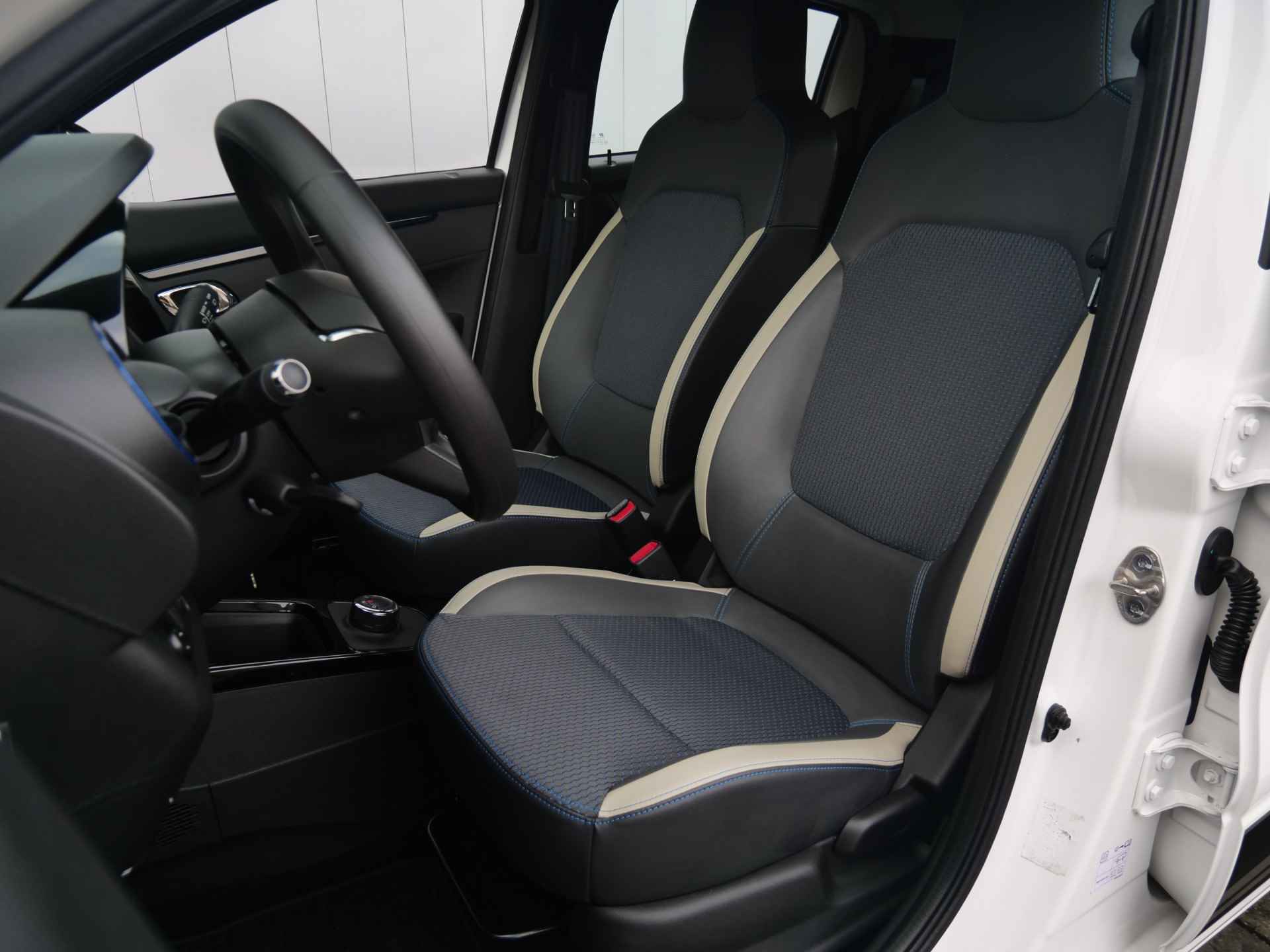 Dacia Spring Comfort Plus 27 kWh Automaat Navigatie / DAB / Apple Carplay / Camera - 4/41