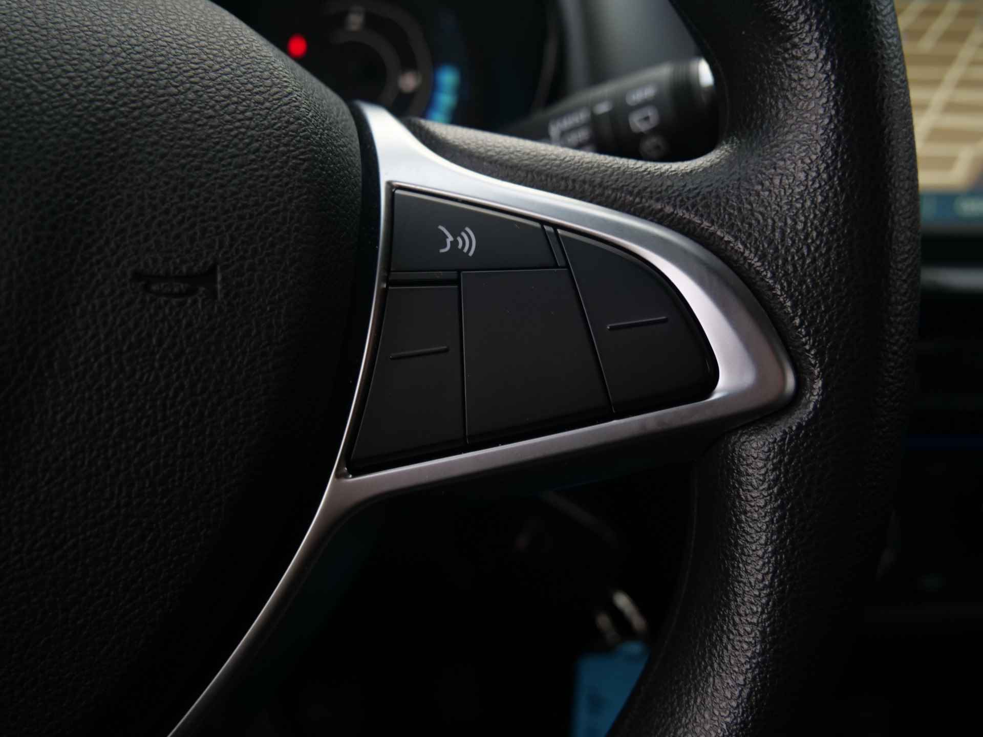 Dacia Spring Comfort Plus 27 kWh Automaat Navigatie / DAB / Apple Carplay / Camera - 32/41