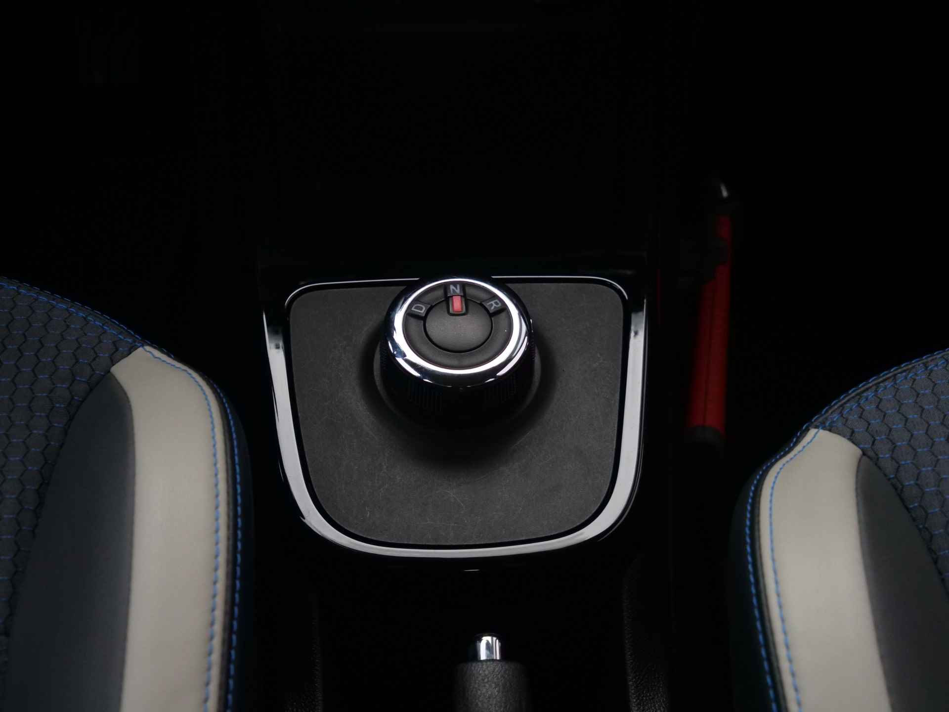 Dacia Spring Comfort Plus 27 kWh Automaat Navigatie / DAB / Apple Carplay / Camera - 34/41