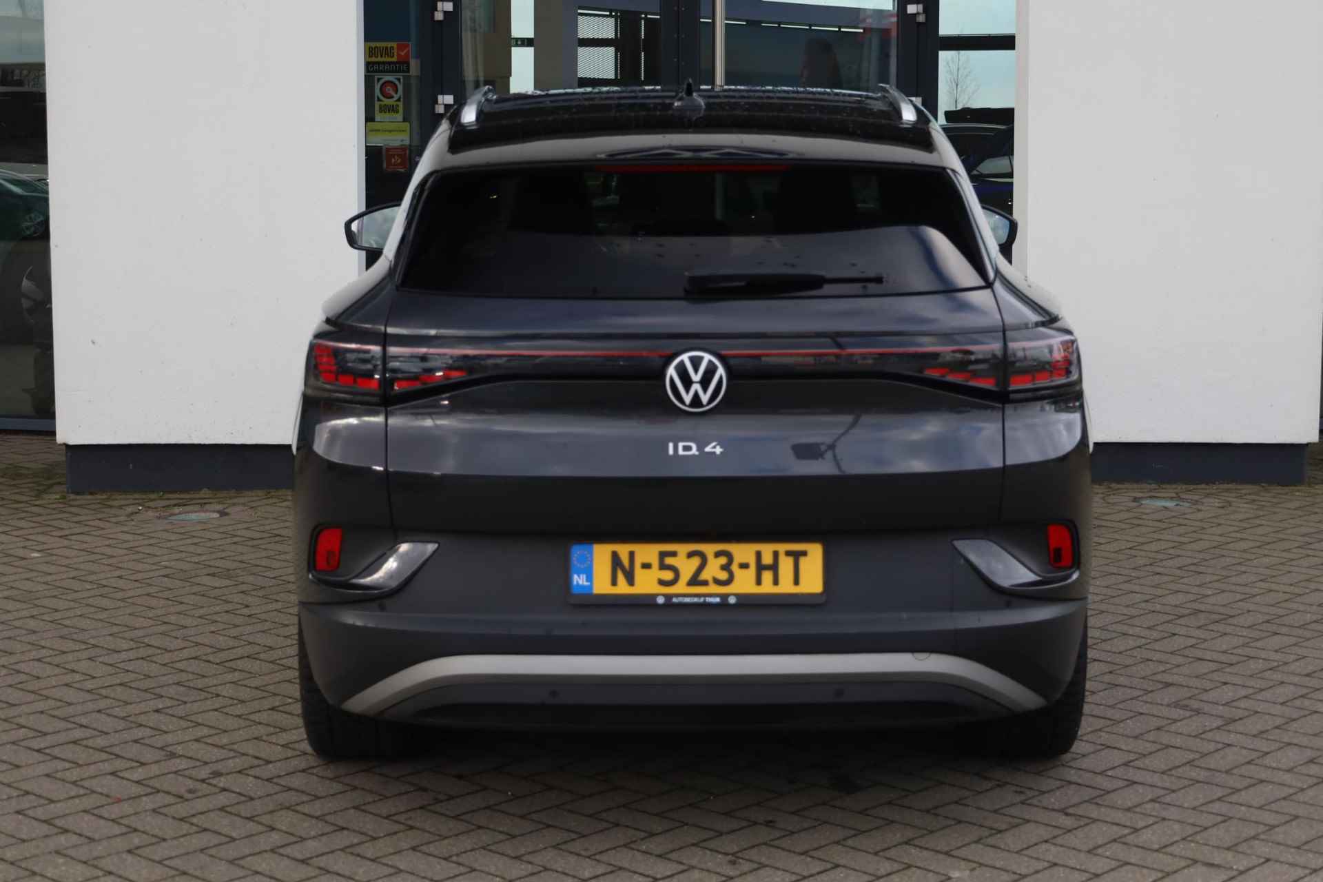 Volkswagen ID.4 Tech 77 kWh 204PK / 150kW, Panoramadak, elektrisch verstelbare ergonomische voorstoelen, LED Matrix (IQ.Lights), 20" 'Drammen' LMV, rondomzichtcamera (area view), achteruitrijcamera (rear view), dodehoeksensor (side assist), privacy glas, navigatie, 2-zone climatronic, stoel- en stuurwiel verwarming, adaptieve cruise control (acc), lane assist, NL auto 1e eigenaar dealeronderhouden, zilver dakrailing + sierlijst, elekrische achterklep, verwarmbare voorruit, draadloos telefoon laden, Apple Carplay / Android Auto - 6/43