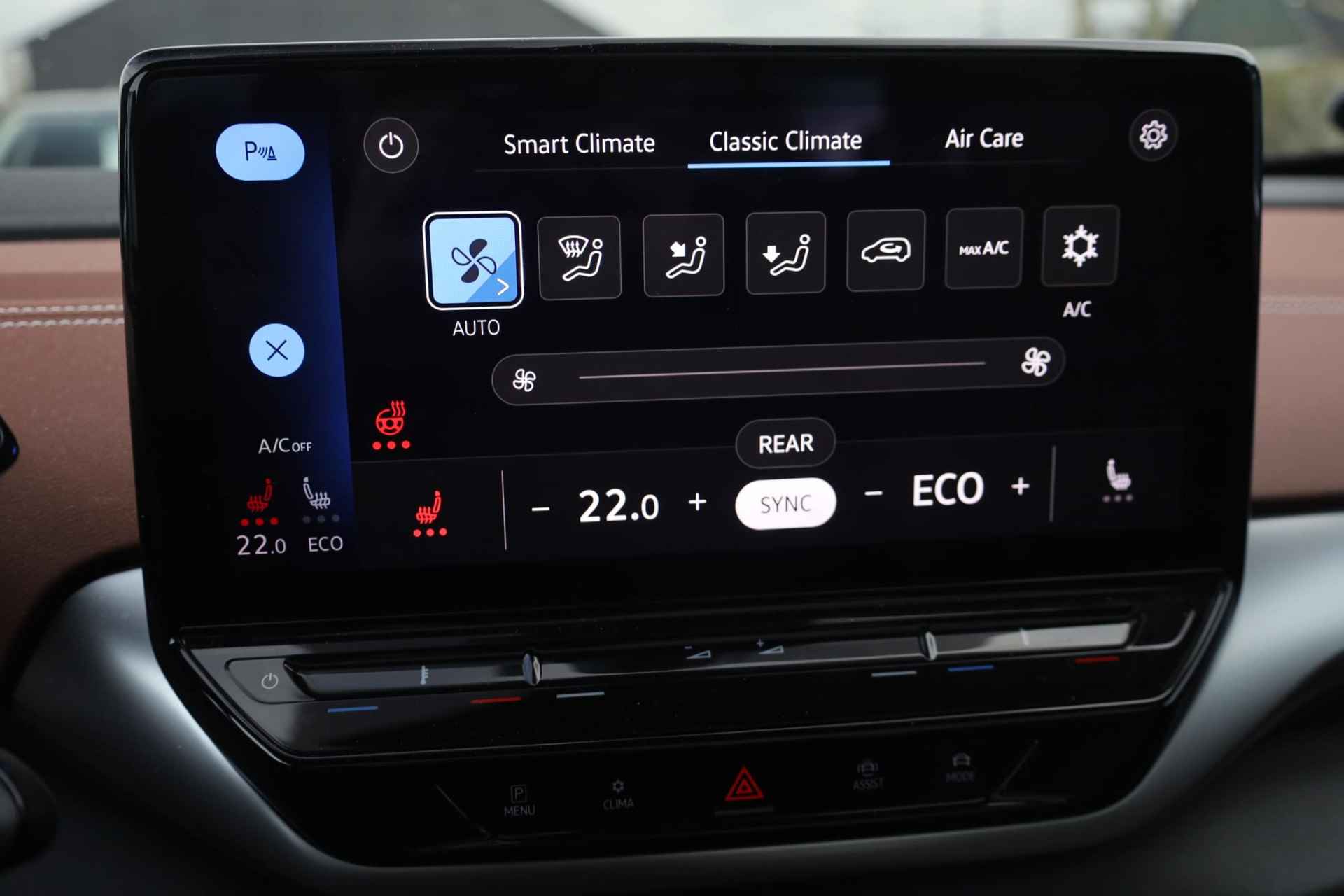 Volkswagen ID.4 Tech 77 kWh 204PK / 150kW, Panoramadak, elektrisch verstelbare ergonomische voorstoelen, LED Matrix (IQ.Lights), 20" 'Drammen' LMV, rondomzichtcamera (area view), achteruitrijcamera (rear view), dodehoeksensor (side assist), privacy glas, navigatie, 2-zone climatronic, stoel- en stuurwiel verwarming, adaptieve cruise control (acc), lane assist, NL auto 1e eigenaar dealeronderhouden, zilver dakrailing + sierlijst, elekrische achterklep, verwarmbare voorruit, draadloos telefoon laden, Apple Carplay / Android Auto - 24/43