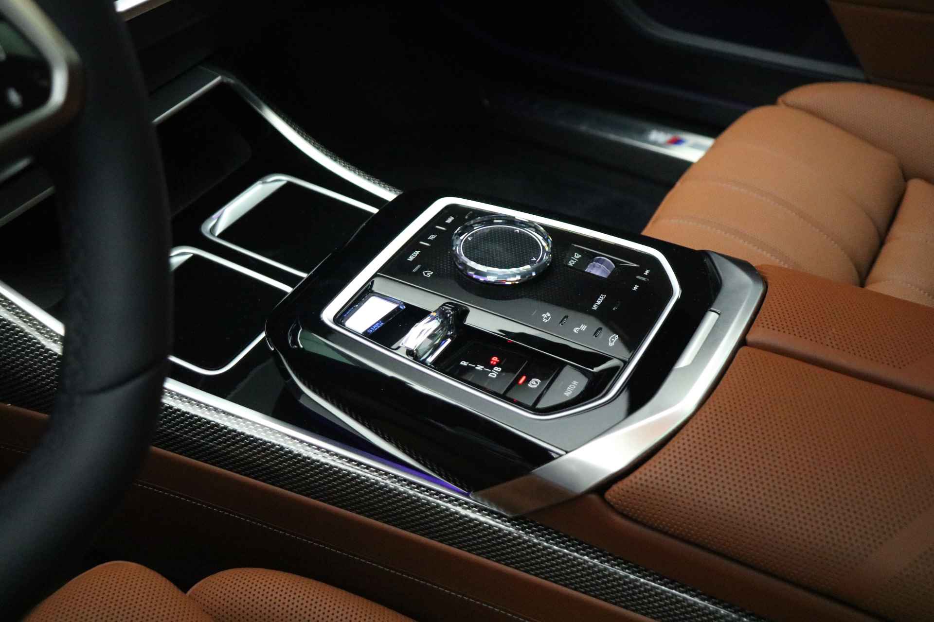 BMW i7 xDrive60 High Executive M Sport 106 kWh / Panoramadak Sky Lounge / Massagefunctie / Bowers & Wilkins / Parking Assistant Professional / Trekhaak / Stoelventilatie / Active Steering - 20/29