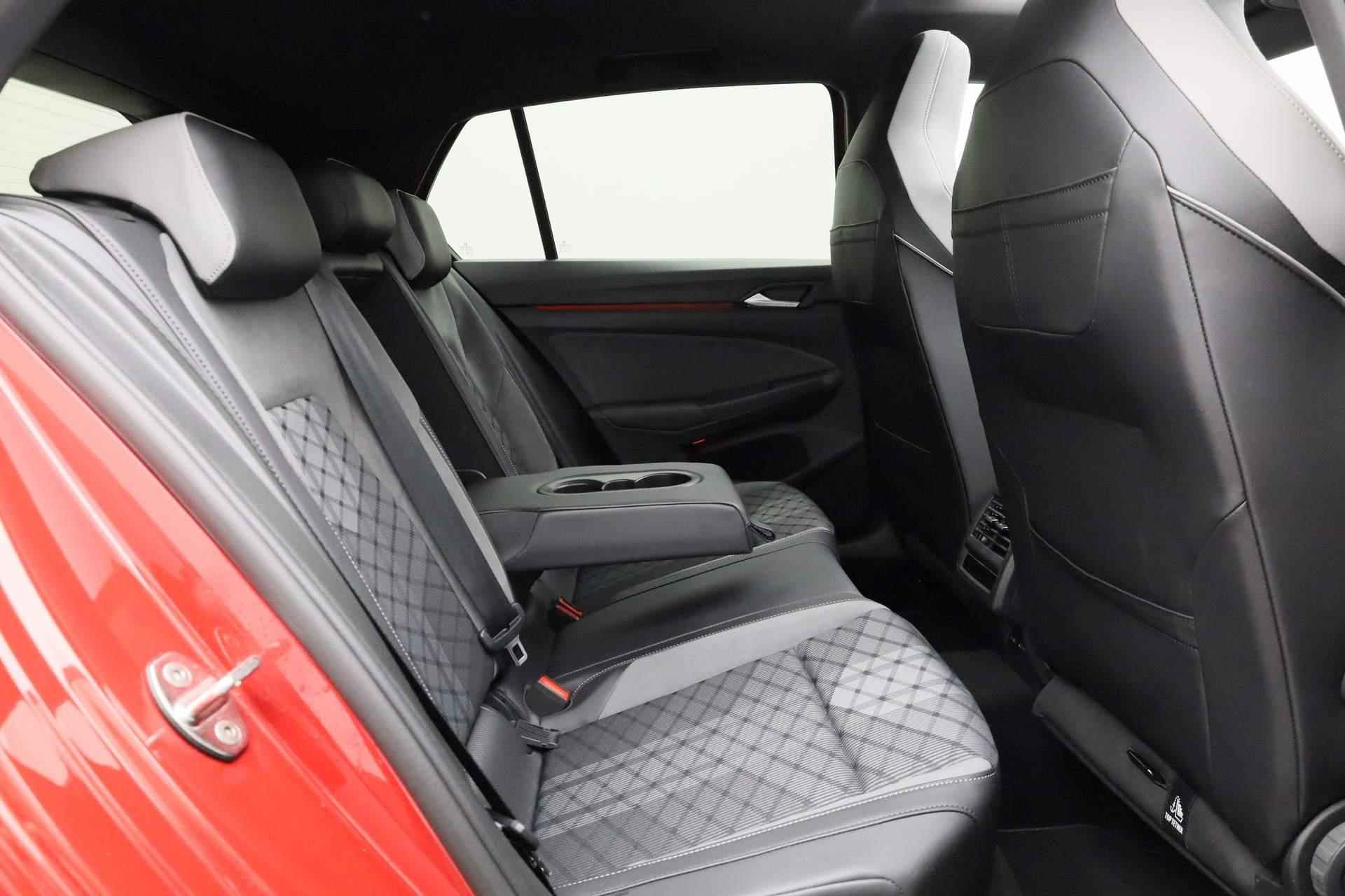 Volkswagen Golf 1.5 eTSI 130PK DSG R-Line Business+ Black Style | Pano | IQ Light | Camera | ACC | 18 inch | Apple Carplay / Android Auto - 41/44