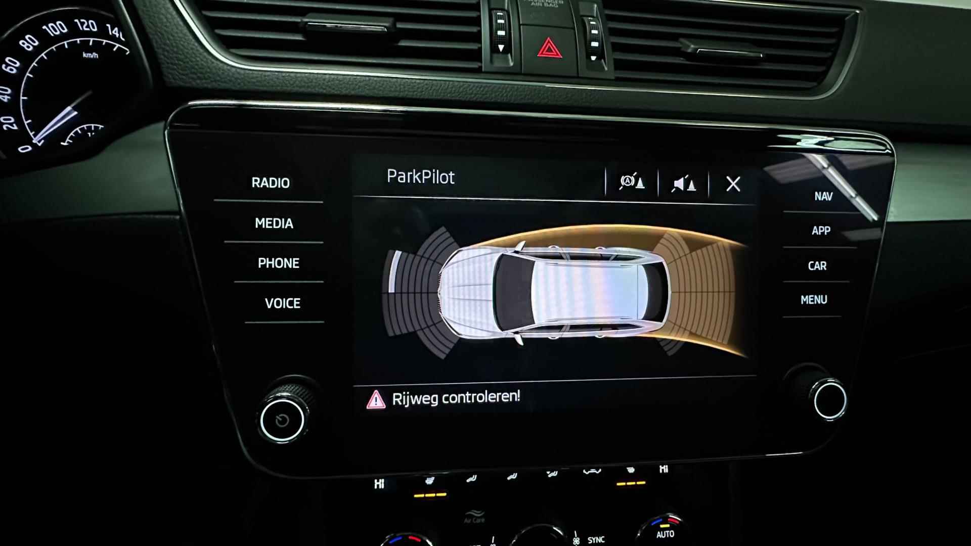 Skoda Superb Combi 1.5 TSI ACT Ambition Business benzine navigatie carplay parkeersensoren cruisecontrole pano carplay - 18/25