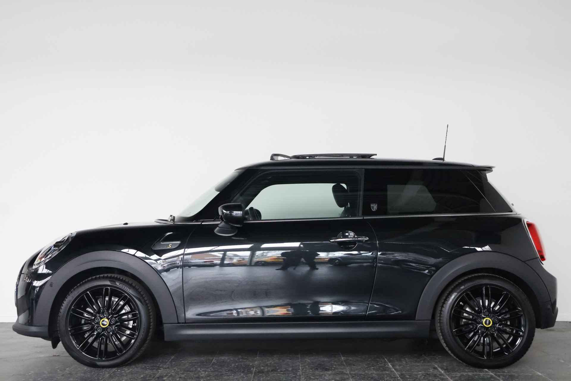 MINI Cooper Electric MINI Yours 33 kWh / LED / Opendak / Leder / HarmanKardon / HUD - 31/31