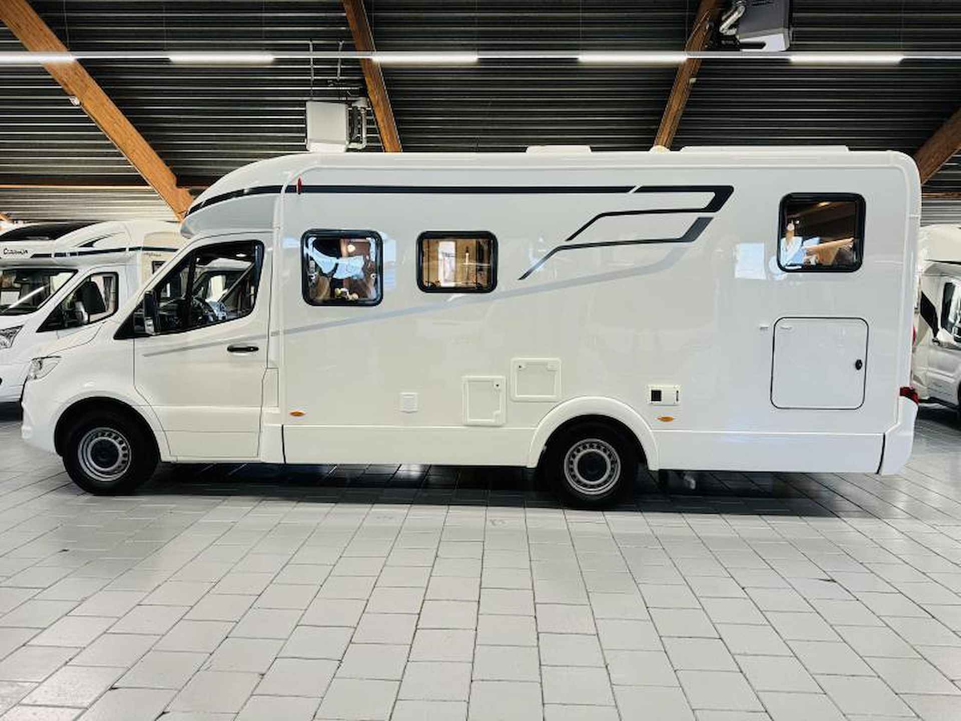 Hymer Tramp 685 S Automaat Enkele bedden - 10/25