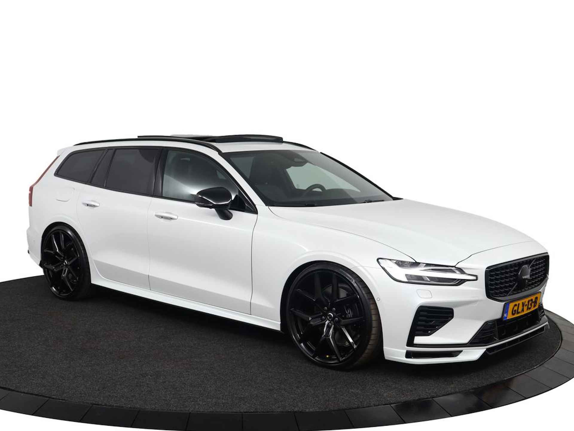 Volvo V60 T8 AWD Ultra Dark | Demo Deal | Full Option | Heico bodykit Inclusief Actief Vierpijps Sportuitlaatsysteem Met Klepbediening | Spoorverbreders | Heico verlagingsset | 21'' Polestar velgen | Bowers & Wilkins | Polestar Engineered Software | Gelamineerd glas | Stoelverwarming voor & achter | Standverwarming met timer | - 4/67