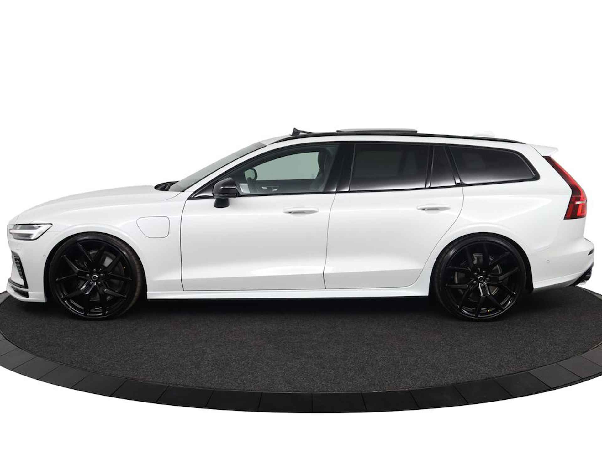 Volvo V60 T8 AWD Ultra Dark | Demo Deal | Full Option | Heico bodykit Inclusief Actief Vierpijps Sportuitlaatsysteem Met Klepbediening | Spoorverbreders | Heico verlagingsset | 21'' Polestar velgen | Bowers & Wilkins | Polestar Engineered Software | Gelamineerd glas | Stoelverwarming voor & achter | Standverwarming met timer | - 7/67