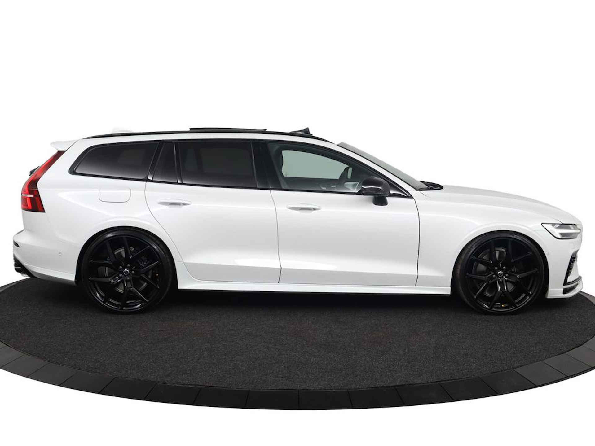 Volvo V60 T8 AWD Ultra Dark | Demo Deal | Full Option | Heico bodykit Inclusief Actief Vierpijps Sportuitlaatsysteem Met Klepbediening | Spoorverbreders | Heico verlagingsset | 21'' Polestar velgen | Bowers & Wilkins | Polestar Engineered Software | Gelamineerd glas | Stoelverwarming voor & achter | Standverwarming met timer | - 8/67