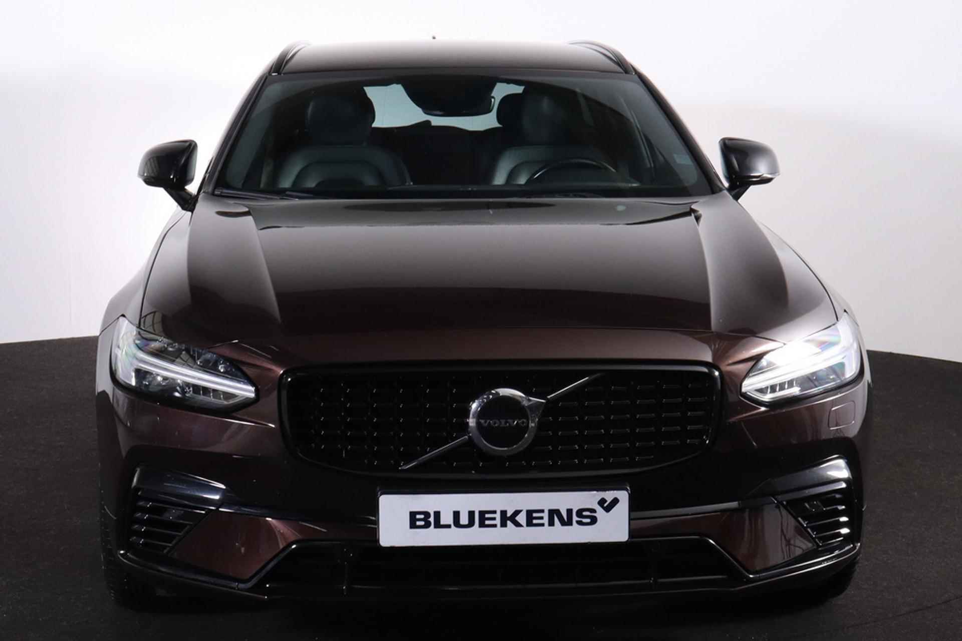 Volvo V90 T8 AWD R-Design - Luchtvering - IntelliSafe Assist - Parkeercamera achter - Verwarmde voorstoelen, stuur & achterbank - Parkeersensoren voor & achter - Elektr. bedienb. voorstoelen met geheugen - Extra getint glas - Elektr. inklapbare trekhaak - 20' LMV - 2/22