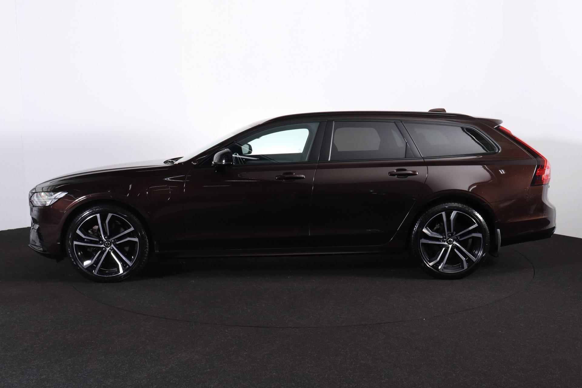 Volvo V90 T8 AWD R-Design - Luchtvering - IntelliSafe Assist - Parkeercamera achter - Verwarmde voorstoelen, stuur & achterbank - Parkeersensoren voor & achter - Elektr. bedienb. voorstoelen met geheugen - Extra getint glas - Elektr. inklapbare trekhaak - 20' LMV - 3/22