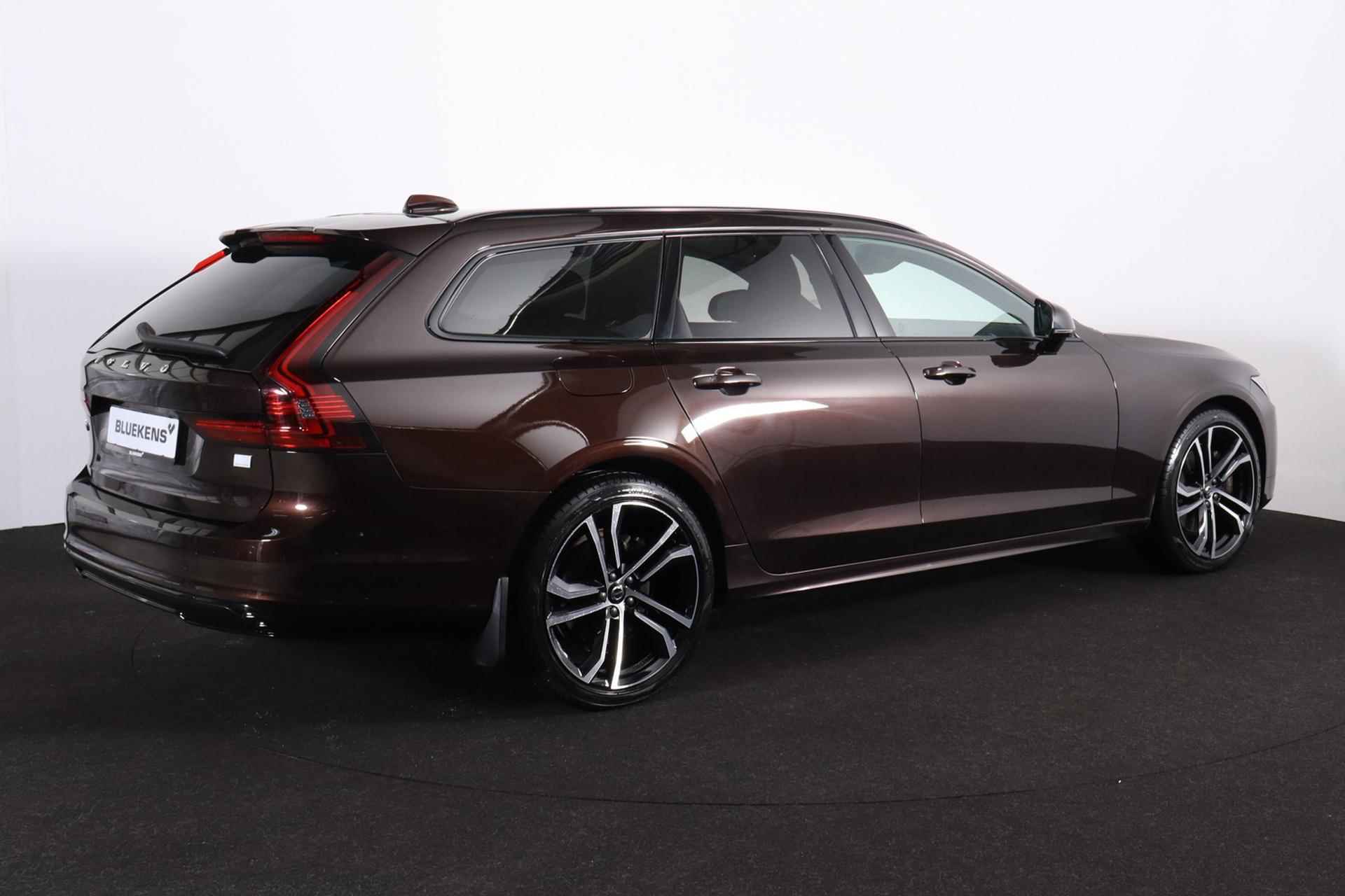 Volvo V90 T8 AWD R-Design - Luchtvering - IntelliSafe Assist - Parkeercamera achter - Verwarmde voorstoelen, stuur & achterbank - Parkeersensoren voor & achter - Elektr. bedienb. voorstoelen met geheugen - Extra getint glas - Elektr. inklapbare trekhaak - 20' LMV - 5/22