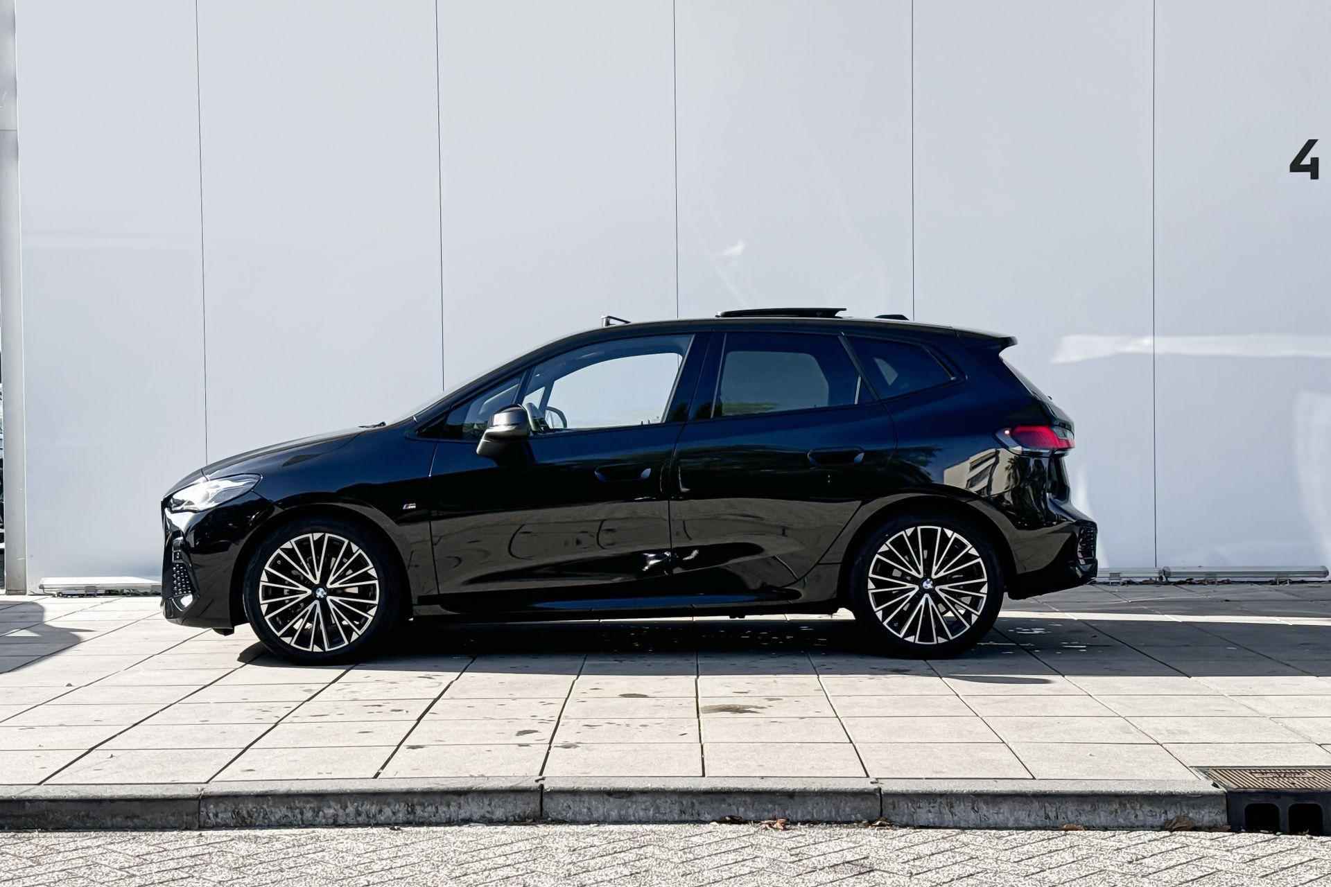 BMW 2 Serie Active Tourer 220i M-Sport / Head Up Display / Parking Assistant Plus / Panoramadak / 19" / Comfort Acces - 2/25