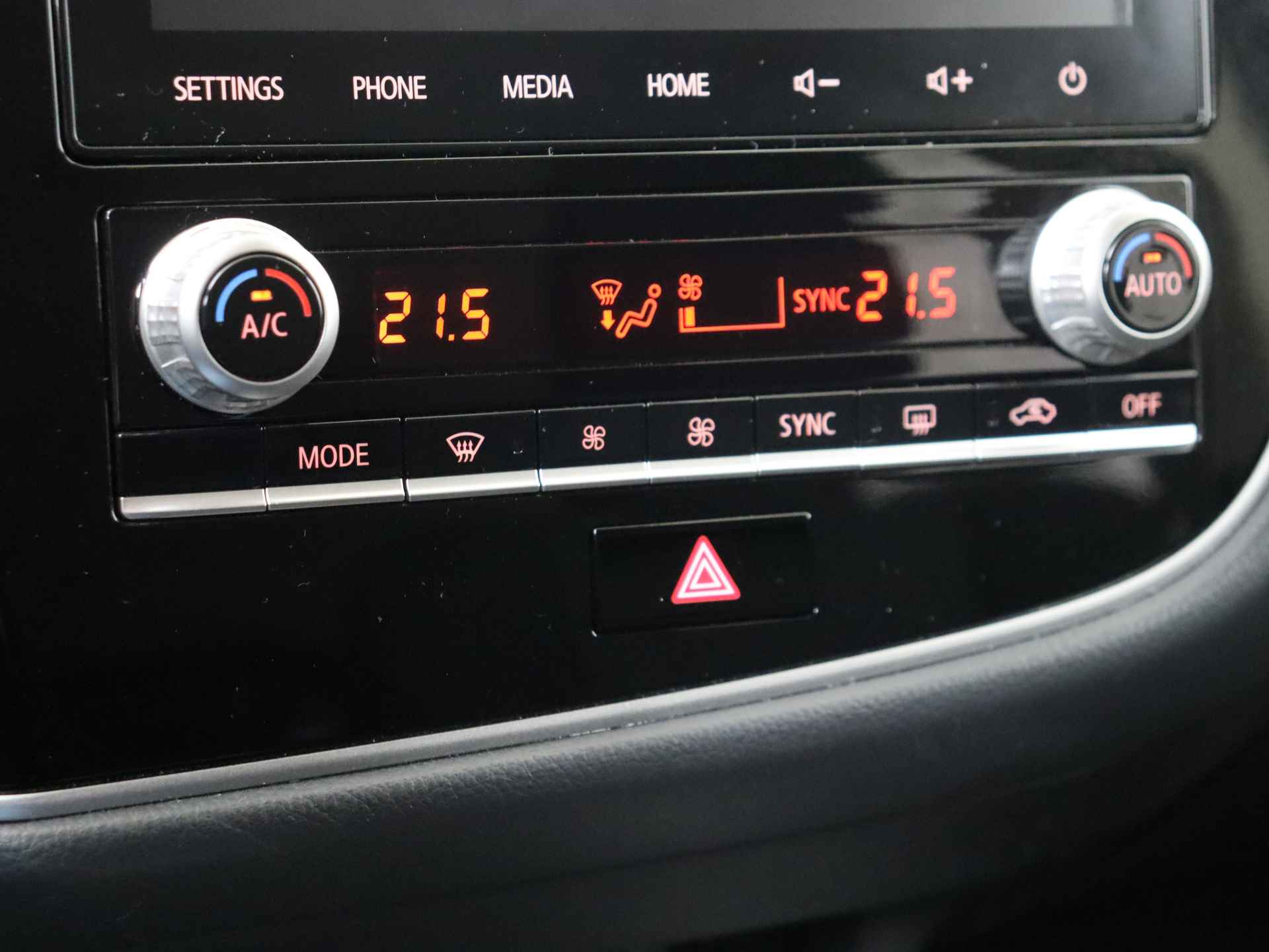 Mitsubishi Outlander 2.4 PHEV Pure Automaat | Climate Control | Navigatie by App | Stoelverwarming - 18/38