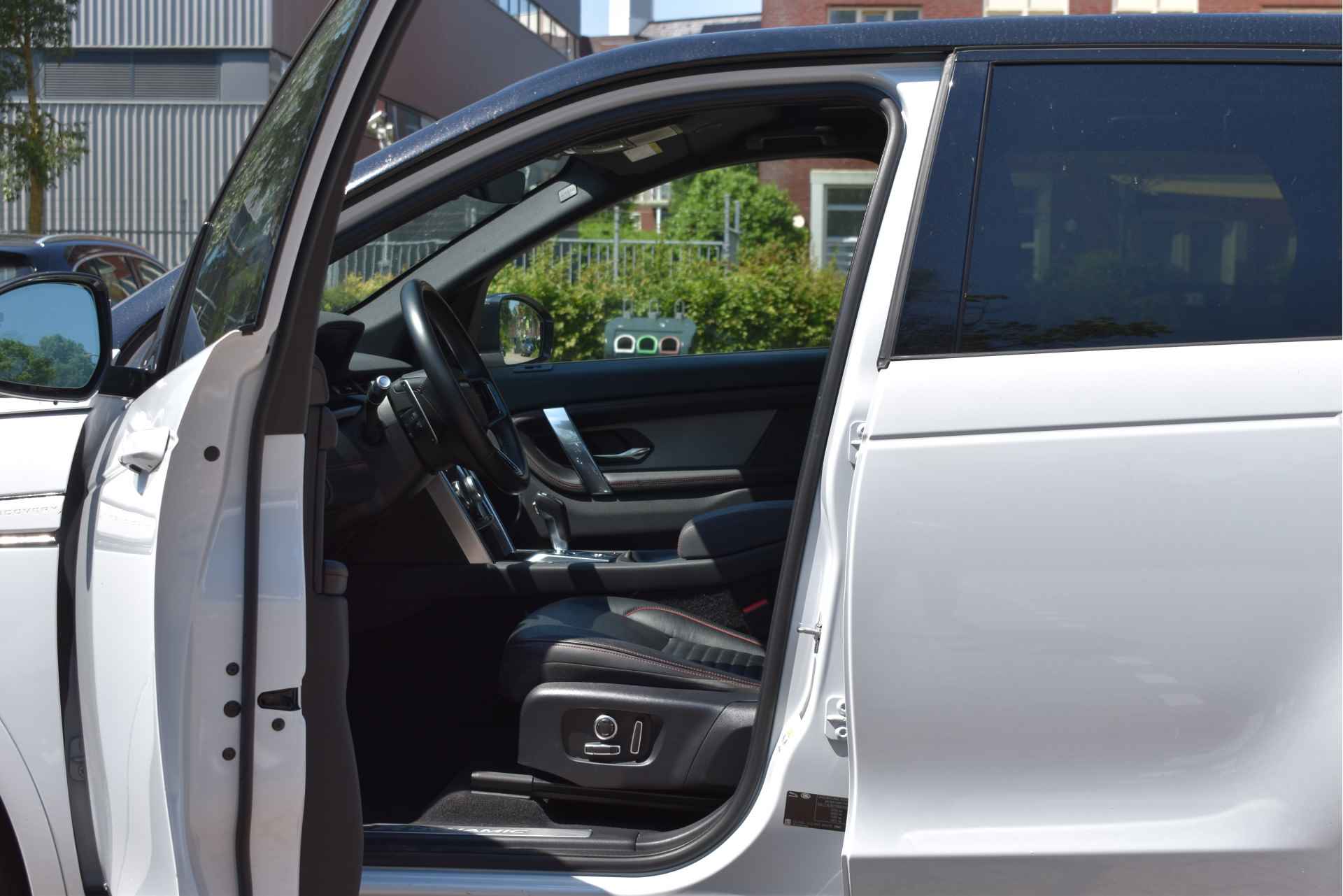 Land Rover Discovery Sport P300e 1.5 R-Dynamic Vol | Pano.dak | 360 gr.camera | Elekt.haak | Stoelverw. | Keyless | Carplay | Elekt.stoelen | Full LED - 60/87