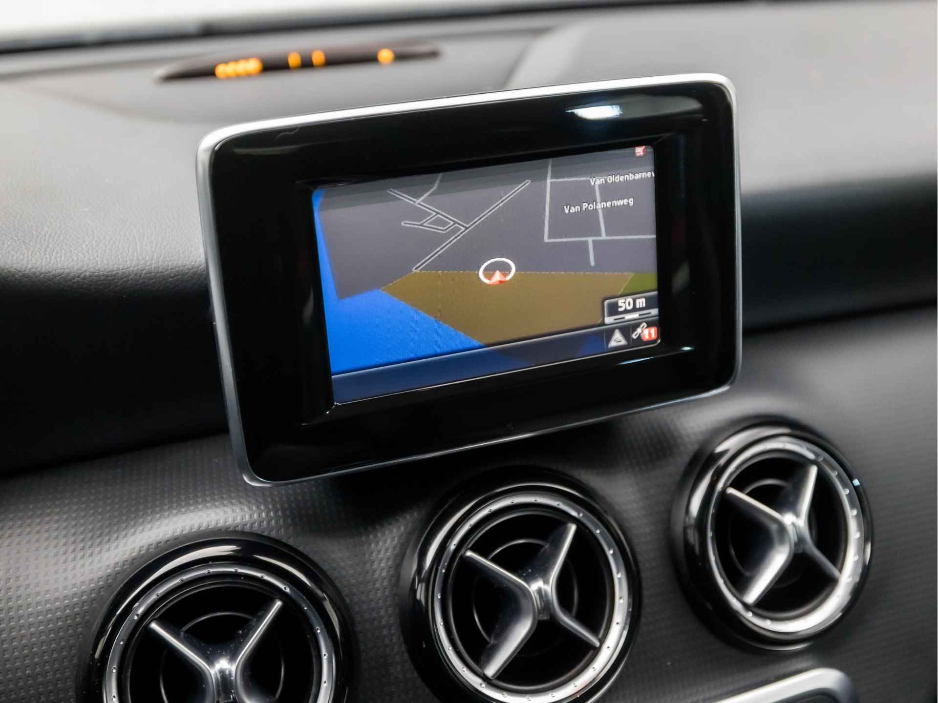 Mercedes-Benz A-Klasse 180 Sport (NAVIGATIE, DEALER ONDERHOUDEN, BLUETOOTH, LOGISCH NAP, LEDER, XENON, CRUISE, SPORTSTOELEN, PARKEERSENSOREN VOOR/ACHTER, NIEUWSTAAT) - 8/31