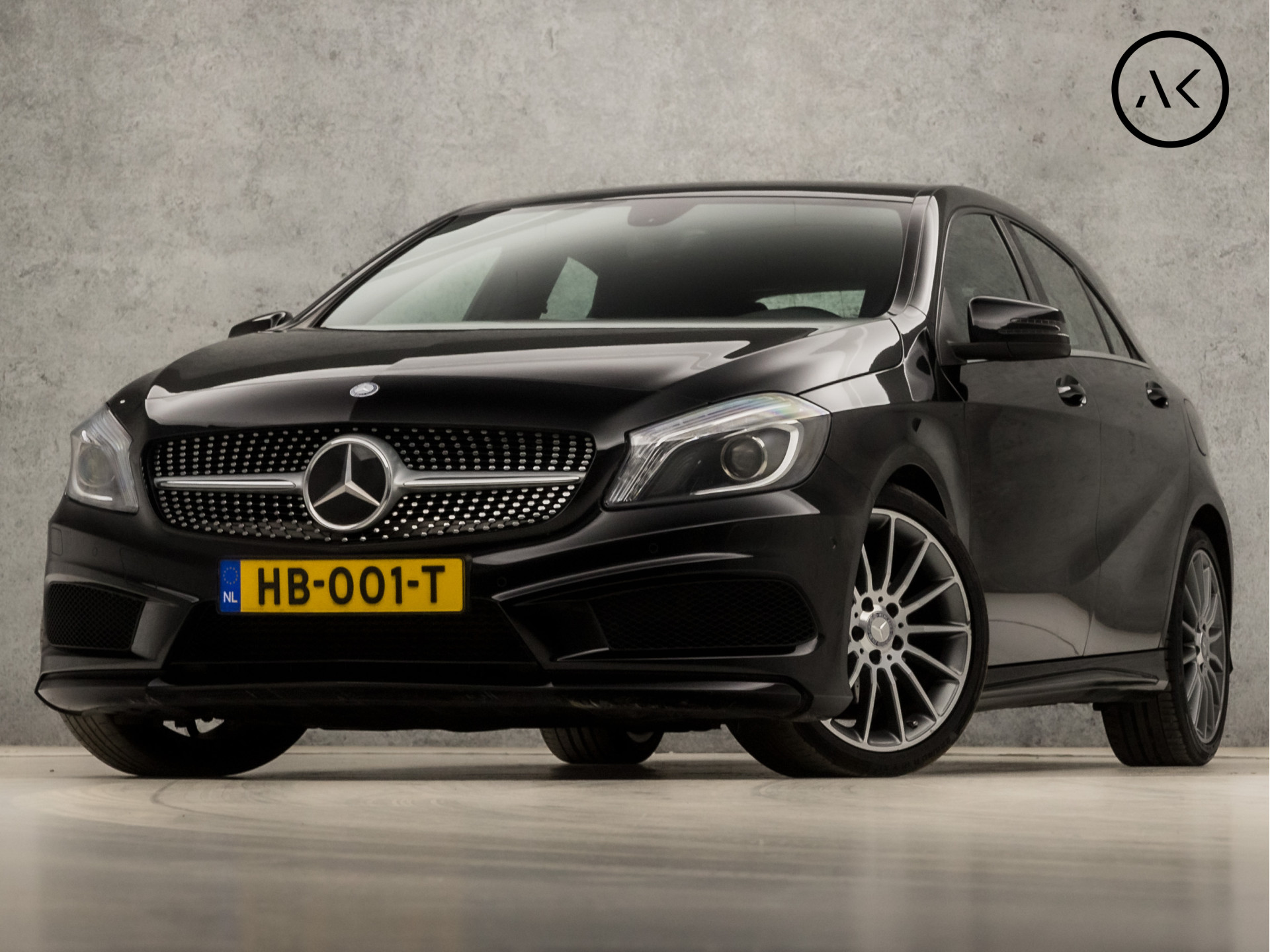 Mercedes-Benz A-Klasse 180 AMG Sport (NAVIGATIE, NAP, LEDER/ALCANTARA, CRUISE, ELEK PAKKET, XENON, SPORTSTOELEN, ZWART HEMEL, BLUETOOTH, PARKEERSENSOREN, NIEUWE APK, NIEUWSTAAT)