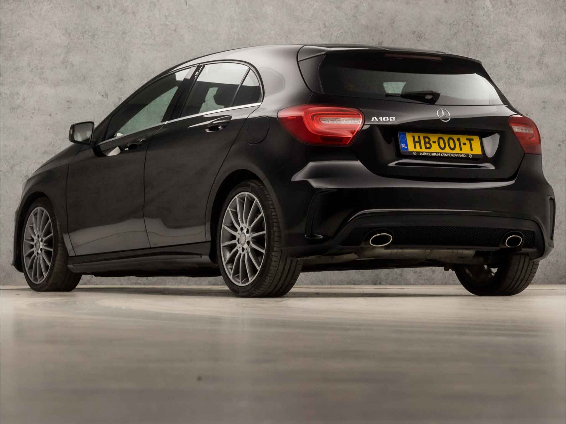 Mercedes-Benz A-Klasse 180 AMG Sport (NAVIGATIE, NAP, LEDER/ALCANTARA, CRUISE, ELEK PAKKET, XENON, SPORTSTOELEN, ZWART HEMEL, BLUETOOTH, PARKEERSENSOREN, NIEUWE APK, NIEUWSTAAT) - 3/34