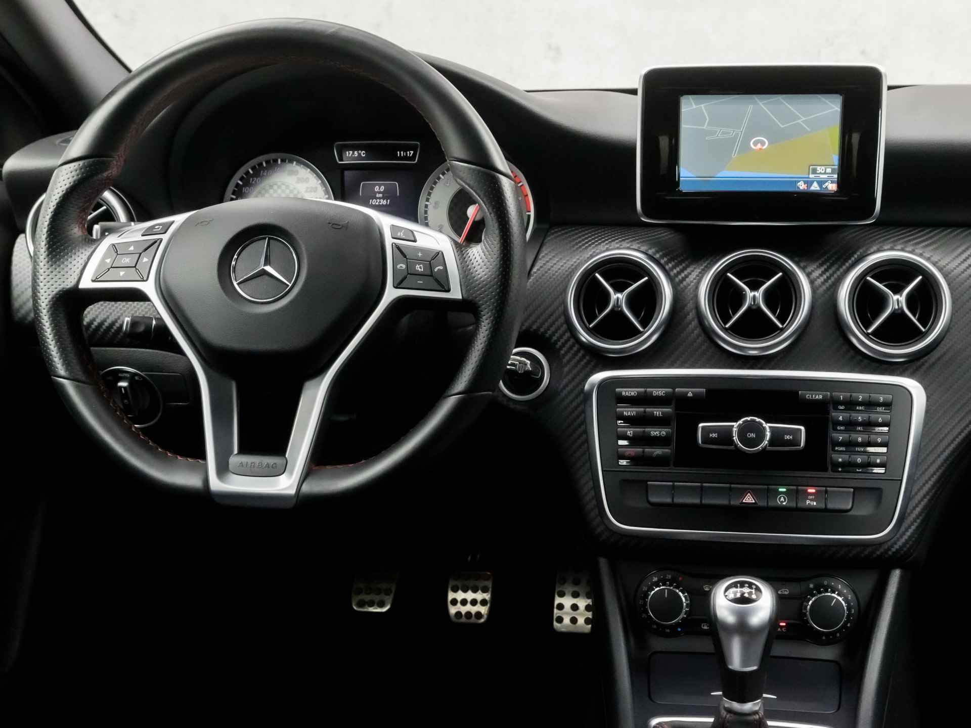 Mercedes-Benz A-Klasse 180 AMG Sport (NAVIGATIE, NAP, LEDER/ALCANTARA, CRUISE, ELEK PAKKET, XENON, SPORTSTOELEN, ZWART HEMEL, BLUETOOTH, PARKEERSENSOREN, NIEUWE APK, NIEUWSTAAT) - 7/34