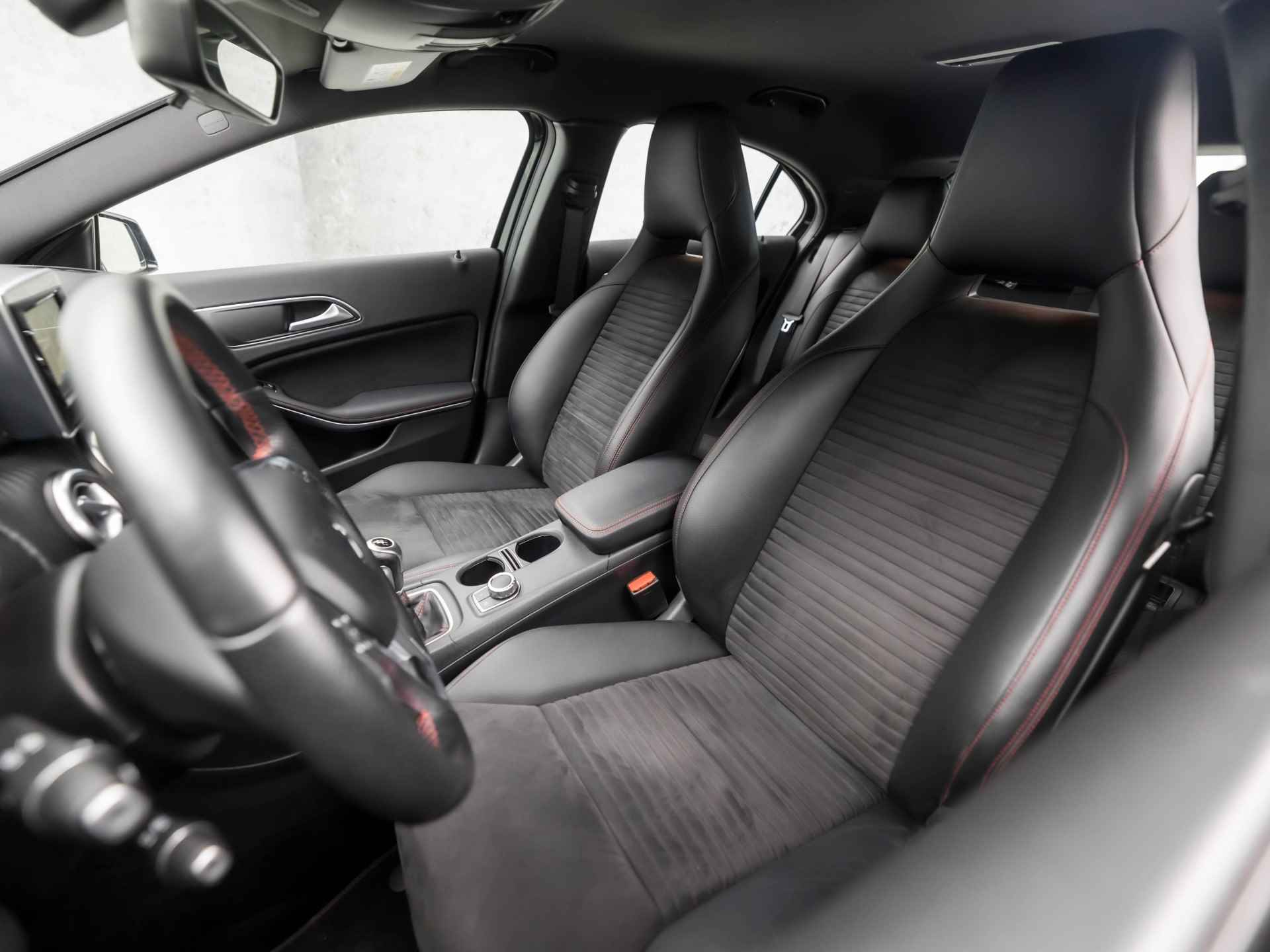 Mercedes-Benz A-Klasse 180 AMG Sport (NAVIGATIE, NAP, LEDER/ALCANTARA, CRUISE, ELEK PAKKET, XENON, SPORTSTOELEN, ZWART HEMEL, BLUETOOTH, PARKEERSENSOREN, NIEUWE APK, NIEUWSTAAT) - 14/34