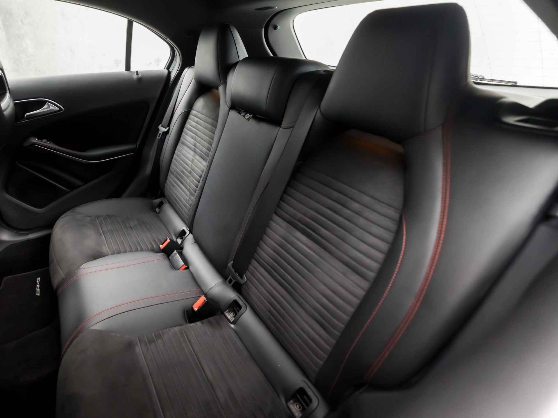 Mercedes-Benz A-Klasse 180 AMG Sport (NAVIGATIE, NAP, LEDER/ALCANTARA, CRUISE, ELEK PAKKET, XENON, SPORTSTOELEN, ZWART HEMEL, BLUETOOTH, PARKEERSENSOREN, NIEUWE APK, NIEUWSTAAT) - 15/34