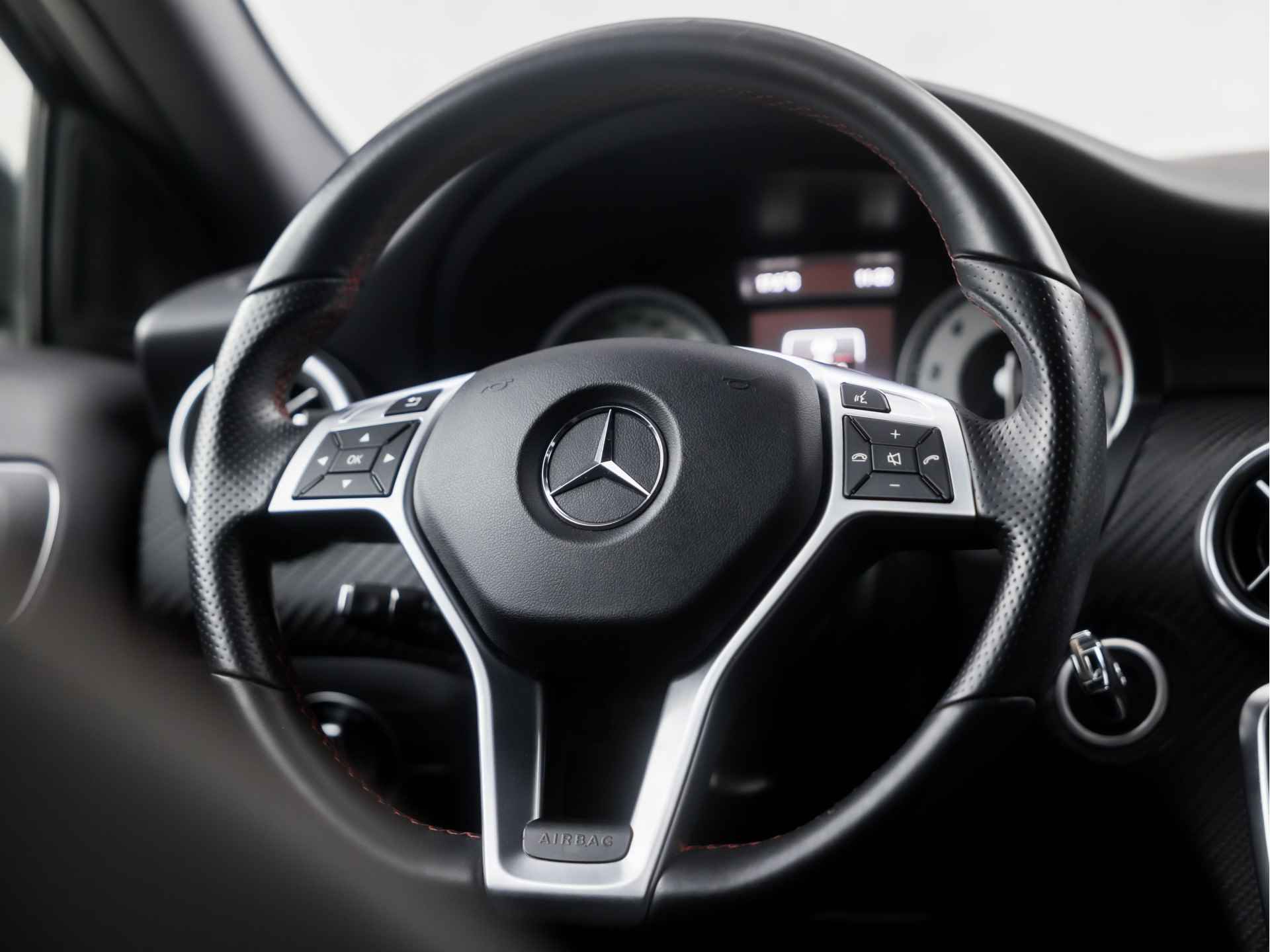 Mercedes-Benz A-Klasse 180 AMG Sport (NAVIGATIE, NAP, LEDER/ALCANTARA, CRUISE, ELEK PAKKET, XENON, SPORTSTOELEN, ZWART HEMEL, BLUETOOTH, PARKEERSENSOREN, NIEUWE APK, NIEUWSTAAT) - 18/34