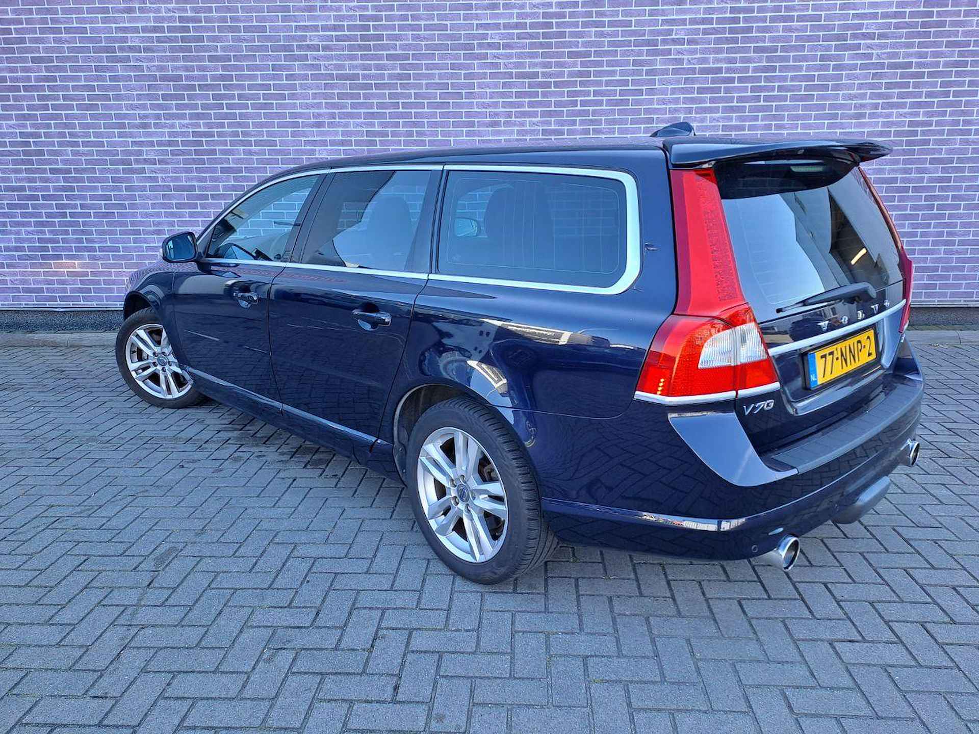 Volvo V70 2.0T Kinetic | Trekhaak afneembaar | Geïntegreerde kinderzitjes | Dakspoiler | 17" LM velgen | Park assist - 4/8