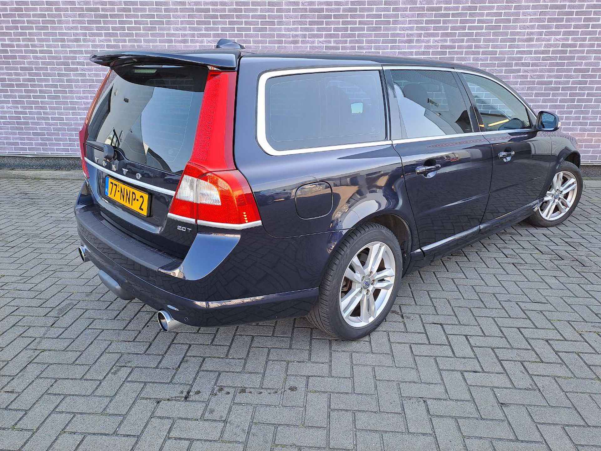 Volvo V70 2.0T Kinetic | Trekhaak afneembaar | Geïntegreerde kinderzitjes | Dakspoiler | 17" LM velgen | Park assist - 5/8