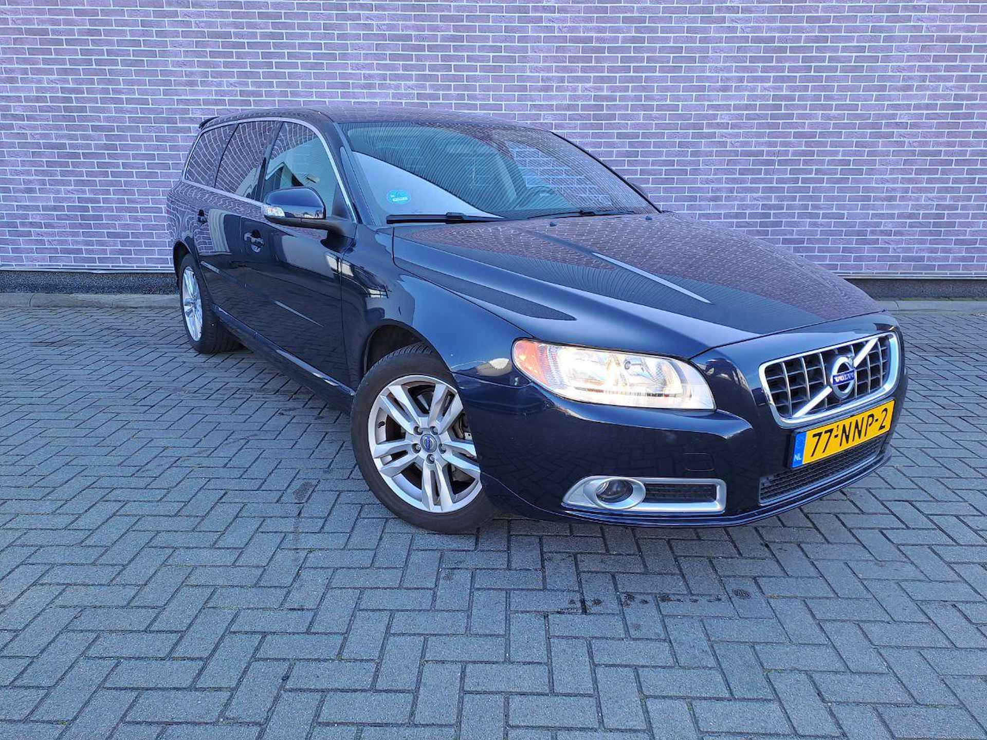 Volvo V70 2.0T Kinetic | Trekhaak afneembaar | Geïntegreerde kinderzitjes | Dakspoiler | 17" LM velgen | Park assist - 6/8